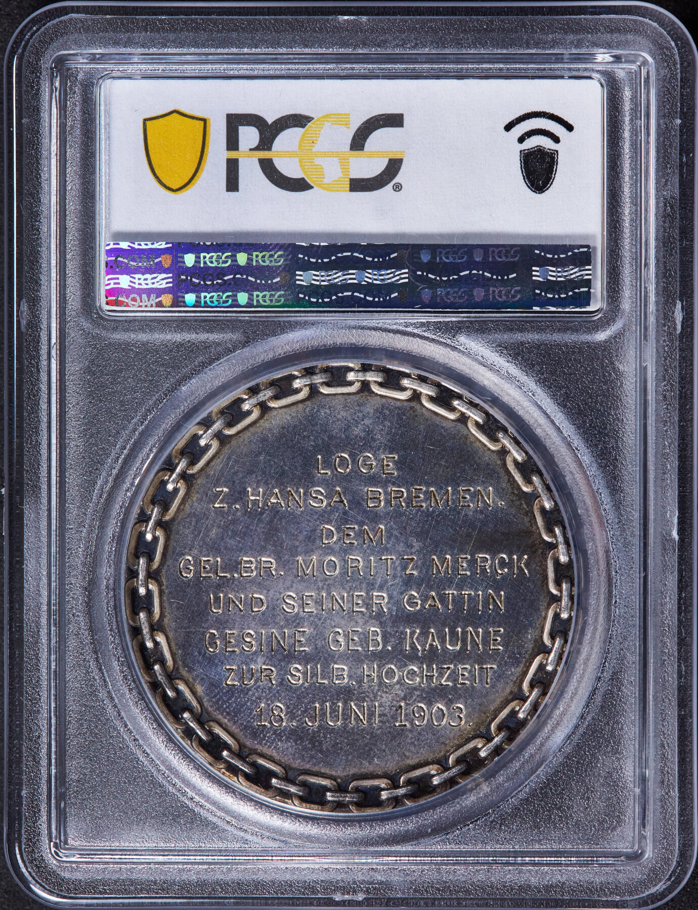【俄甄集藏】2025年(044)11-12星期三晚 19:30 全场包邮 德国1903年不来梅汉萨共济会纪念成员莫里茨·默克与妻子格辛·考内银婚大银章，PCGS SP62，酱彩老包浆，顶部六芒星+射线为共济会“神圣之光”经典符号，中间容器为共济会“祭坛”，圆规角尺是共济会核心工具符号，寓意“秩序与道德”，唯一冠军分
