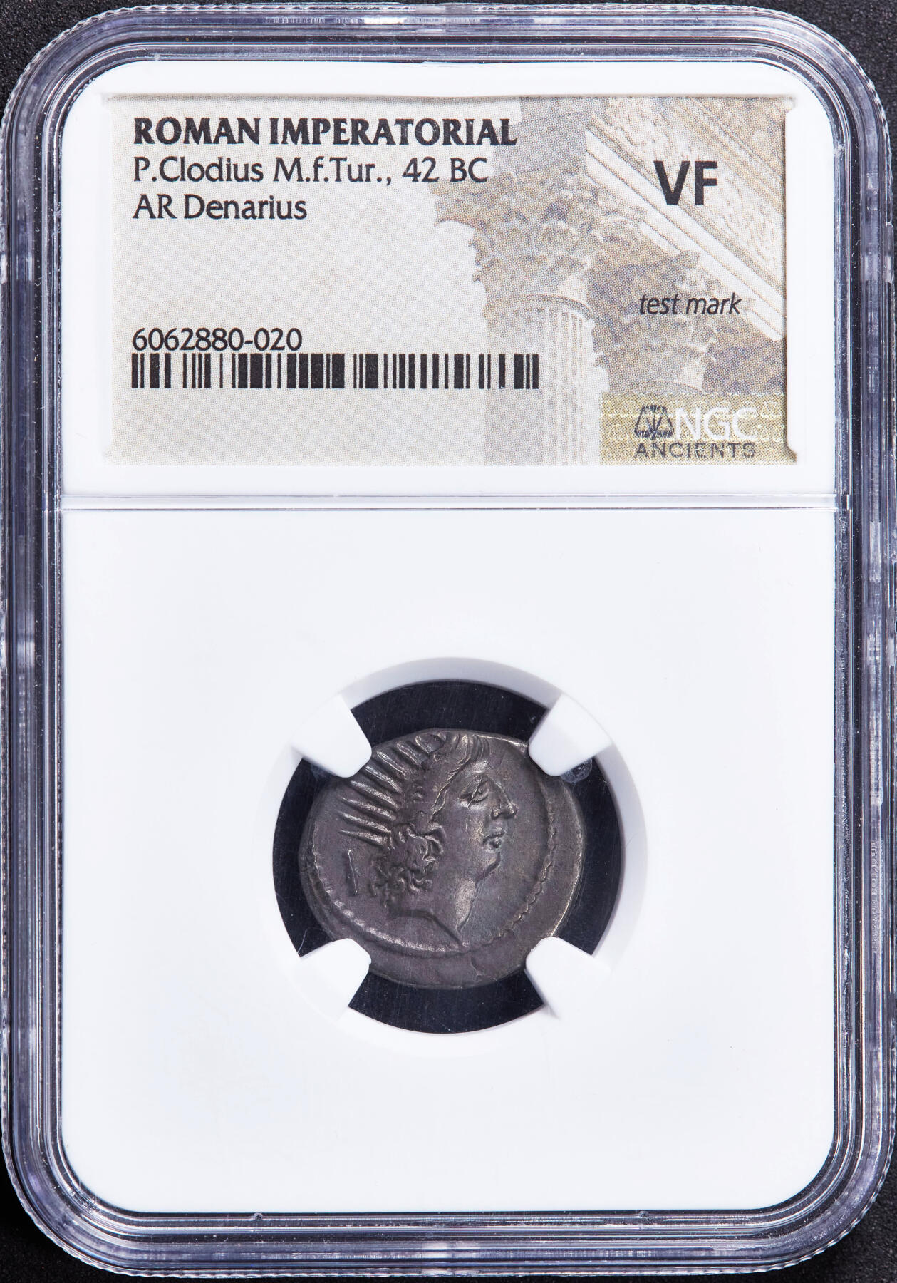 【俄甄集藏】2025年(044)11-12星期三晚 19:30 全场包邮 古罗马共和国公元前42年太阳神索尔与星月1狄纳里银币，NGC VF，罗马造币厂打制，正面戴芒冠的太阳神索尔，后方有一箭筒；背面一轮新月与五颗芒星，下方制币官币文缩写，老藏家收藏匣包浆，少见品种