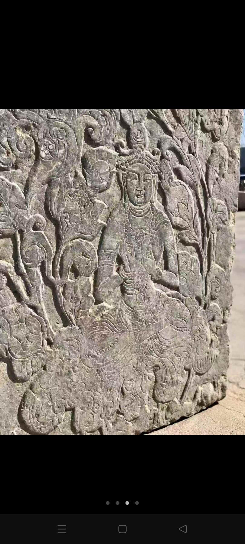 青石浮雕菩萨  人物雕刻显露气定神闲之态，寓意着世事祥和，包浆厚重，刻刀力度深邃，可供奉养