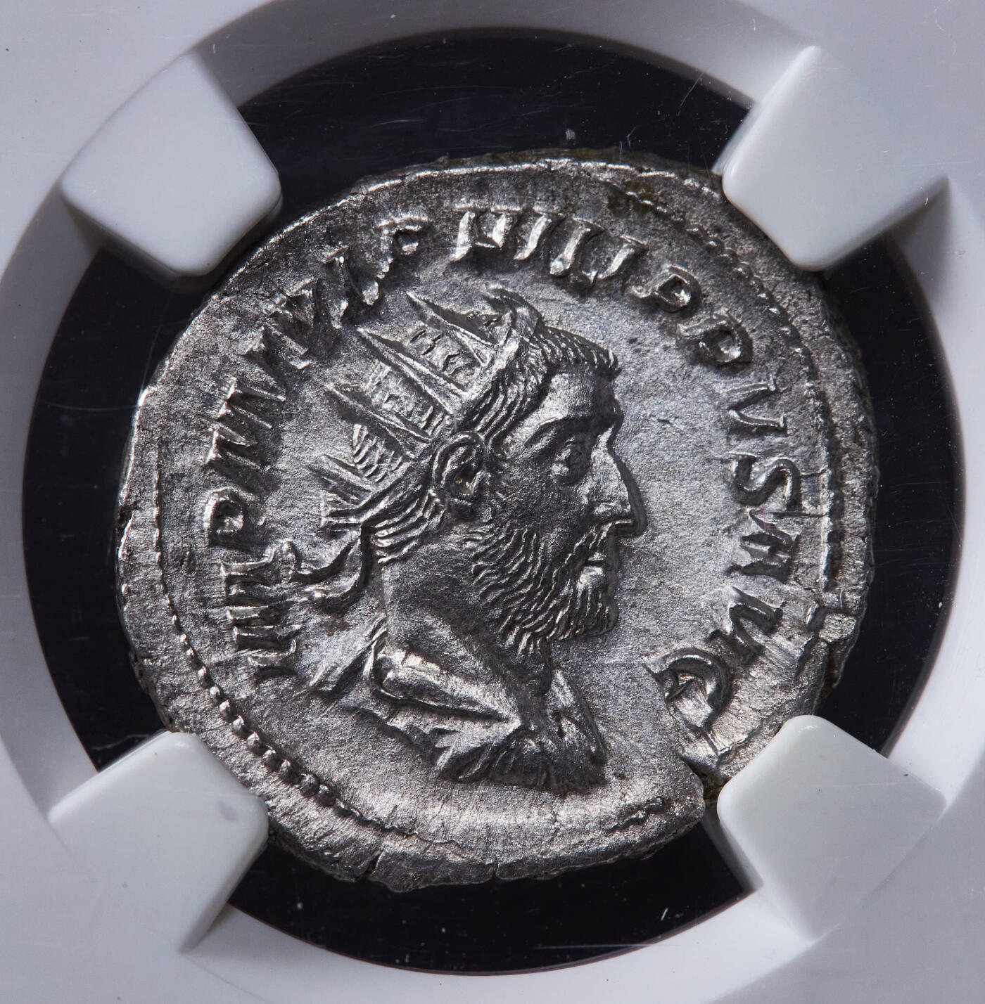 【俄甄集藏】2025年(044)11-12星期三晚 19:30 全场包邮 古罗马帝国公元247年菲利普一世双第纳尔幸运女神双蛇杖银币，NGC AU，安条克造币厂打制，正面皇帝菲利普一世戴芒冠头像，币文“最高统帅，菲利普·奥古斯都”，背面幸运女神费里希塔丝手持双蛇杖与丰饶角，原光品相，打制犀利，老盒严评