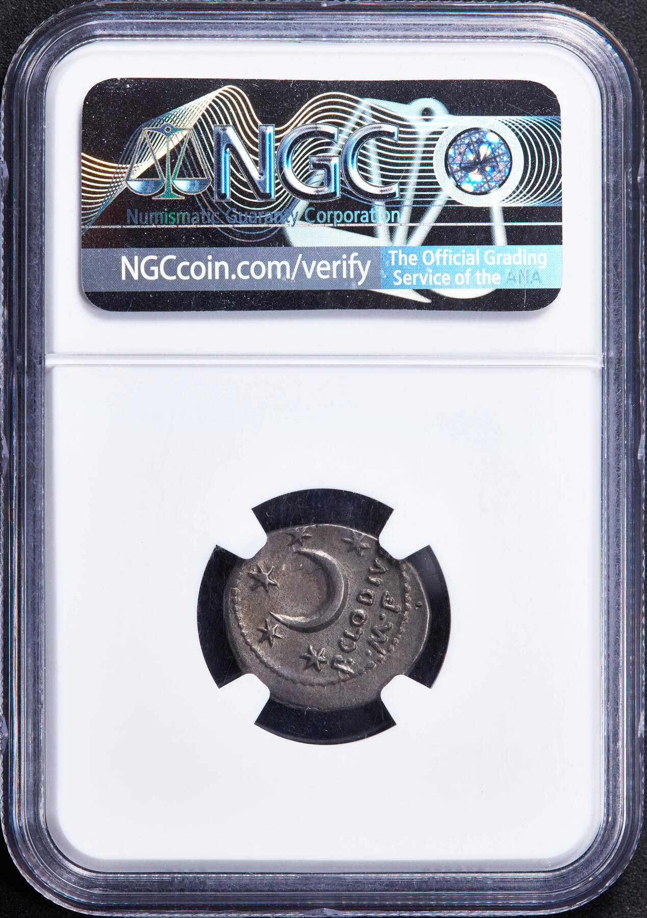 【俄甄集藏】2025年(044)11-12星期三晚 19:30 全场包邮 古罗马共和国公元前42年太阳神索尔与星月1狄纳里银币，NGC VF，罗马造币厂打制，正面戴芒冠的太阳神索尔，后方有一箭筒；背面一轮新月与五颗芒星，下方制币官币文缩写，老藏家收藏匣包浆，少见品种