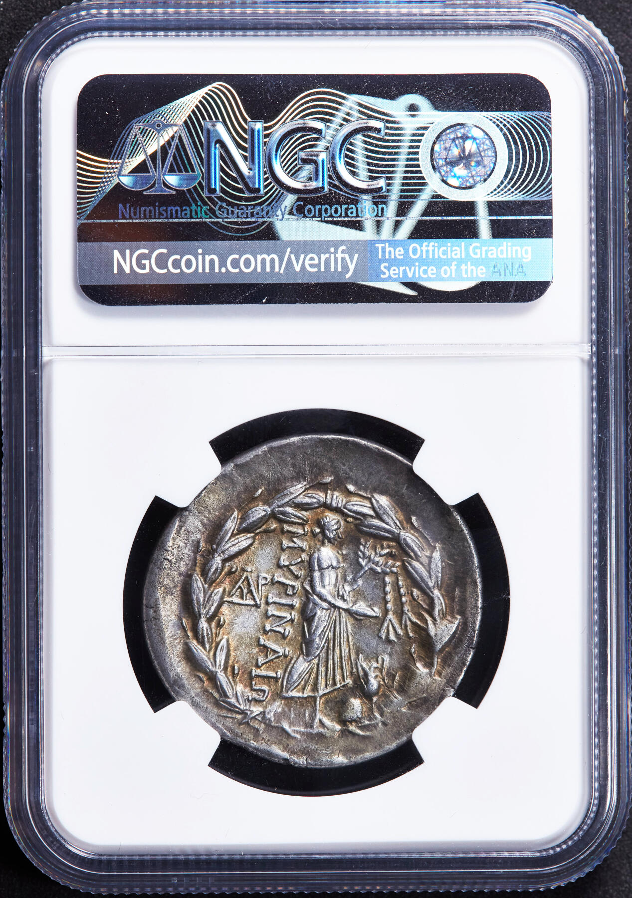 【俄甄集藏】2025年(044)11-12星期三晚 19:30 全场包邮 古希腊埃阿尼斯穆雷纳城公元前155-前145年阿波罗四德拉克马亚马逊女战士银币，NGC ChXF(Str 5/5, Sur 4/5)，正面戴月桂冠的阿波罗面右像；背面阿波罗朝右站立，一手持月桂枝，一手持祭盘，右下方有脐石和双耳陶罐，阿波罗左侧为城邦名，四周环绕着一圈橄榄枝，高分美品，蓝黑色包浆难得，直径32.5mm，重16.72克