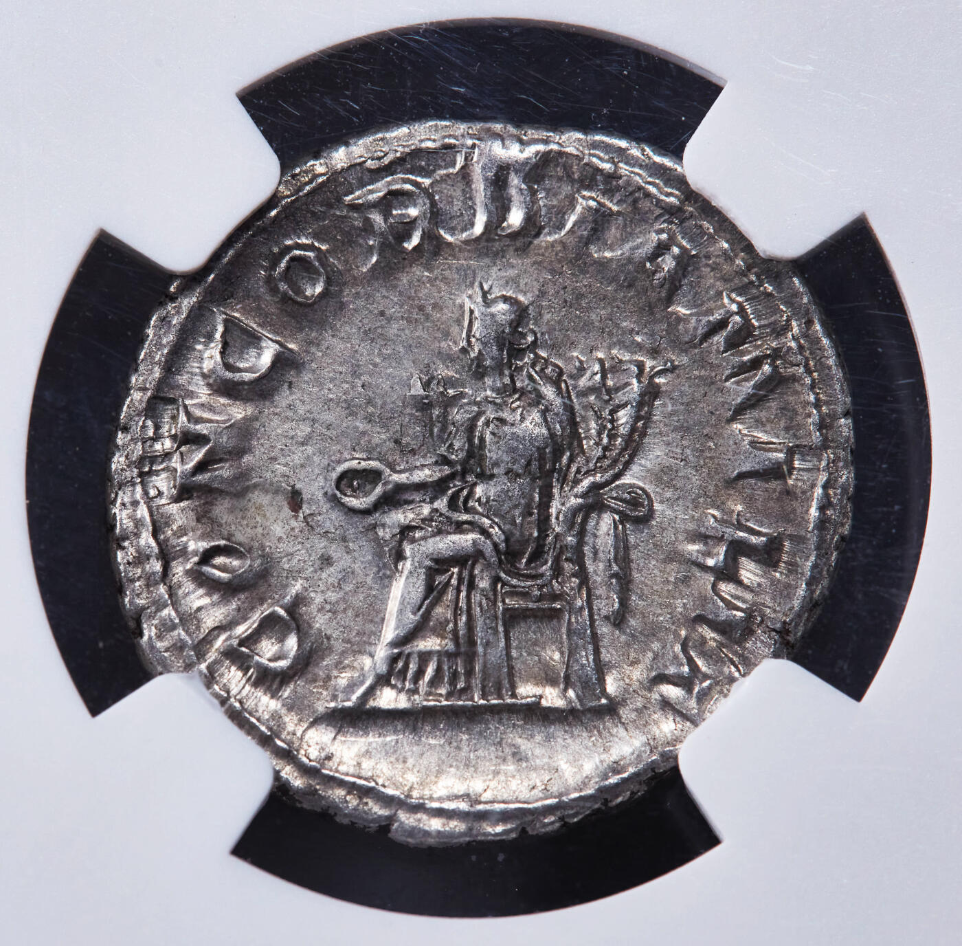 【俄甄集藏】2025年(044)11-12星期三晚 19:30 全场包邮 古罗马帝国公元240年夏季戈尔迪安三世双第纳尔和谐女神银币，NGC ChXF，罗马造币厂打制，正面皇帝戈尔迪安三世戴芒冠头像，背面和谐女神手持丰饶角与祭盘坐像，直径22mm，盒体有破损，见详图