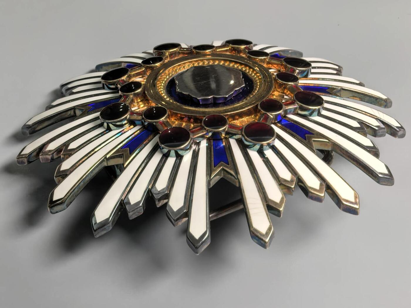 小驴勋章奖章收藏11月8日周六晚6点拍卖（珍爱和平，收藏战争，铭记历史，勿忘国耻，忠党爱国。有偿代拍，送拍规则在简介最后，参拍须阅读规则后再参拍，关系到运费包装发货时效真假辨别等关键信息，拍卖时不再发原图，看大图店主微信码在最后拍品里） 勋二等瑞宝章带盒带略，银质镀金七宝烧