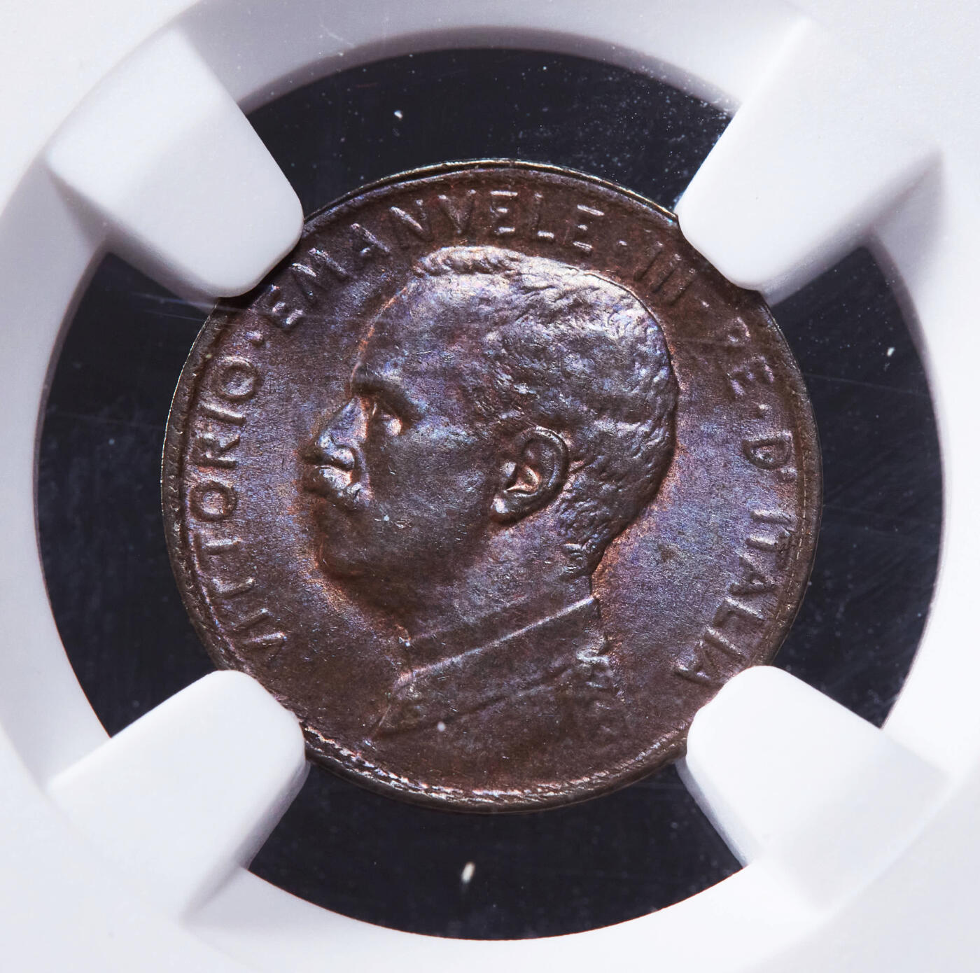 【俄甄集藏】2025年(044)11-12星期三晚 19:30 全场包邮 意大利1916年R版伊曼纽尔三世和平女神1分铜币，NGC MS64，紫罗兰包浆，转光品相