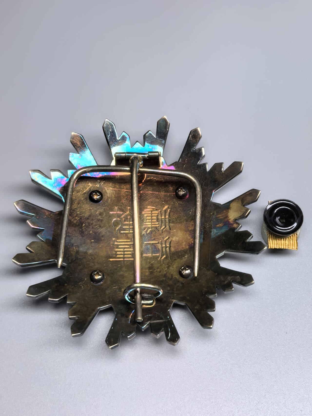 小驴勋章奖章收藏11月8日周六晚6点拍卖（珍爱和平，收藏战争，铭记历史，勿忘国耻，忠党爱国。有偿代拍，送拍规则在简介最后，参拍须阅读规则后再参拍，关系到运费包装发货时效真假辨别等关键信息，拍卖时不再发原图，看大图店主微信码在最后拍品里） 勋二等瑞宝章带盒带略，银质镀金七宝烧