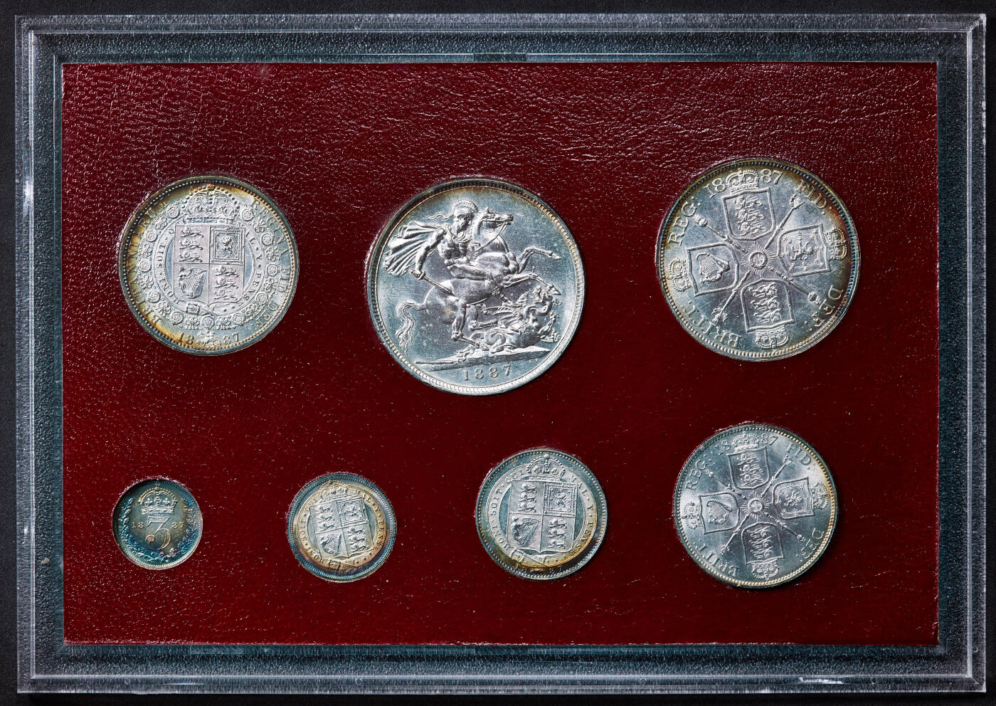 【俄甄集藏】2025年(044)11-12星期三晚 19:30 全场包邮 英国1887年纪念维多利亚登基60周年钻石禧3便士濯足节-1克朗马剑银币7枚一套，盒装，UNC品相，五彩包浆