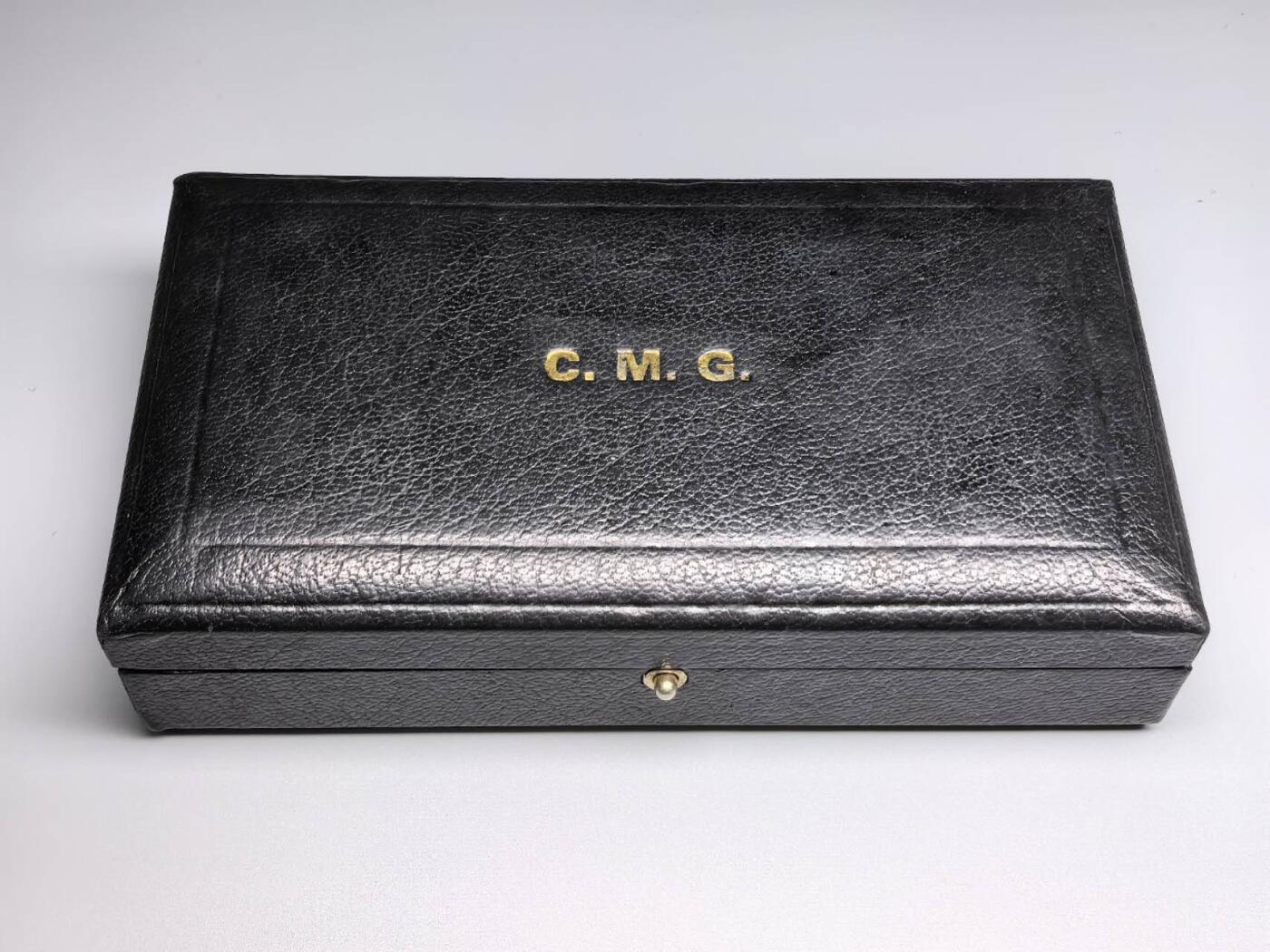 小驴勋章奖章收藏11月8日周六晚6点拍卖（珍爱和平，收藏战争，铭记历史，勿忘国耻，忠党爱国。有偿代拍，送拍规则在简介最后，参拍须阅读规则后再参拍，关系到运费包装发货时效真假辨别等关键信息，拍卖时不再发原图，看大图店主微信码在最后拍品里） 英国三等爵士颈授最卓越的圣米切尔及圣乔治勋章带盒（The Most Distinguished Order of Saint Michael and Saint George），银质镀金珐琅，屠龙屠鬼珐琅是镶嵌在一个类似球状的整体上会同时晃动，屠龙一面白马前后腿有非常小的白色修补痕迹（图中颜色有一定区别可识别），少见