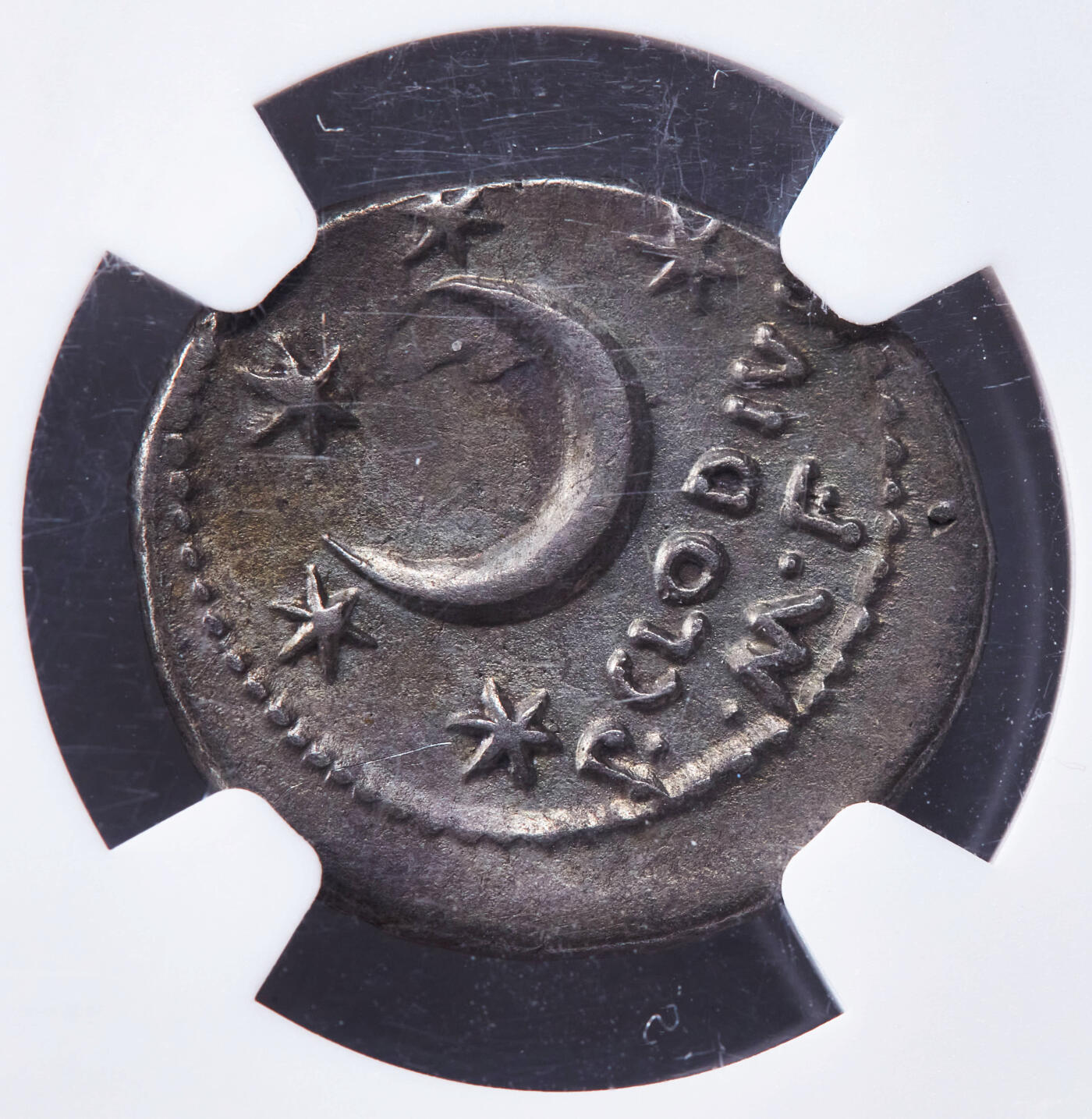 【俄甄集藏】2025年(044)11-12星期三晚 19:30 全场包邮 古罗马共和国公元前42年太阳神索尔与星月1狄纳里银币，NGC VF，罗马造币厂打制，正面戴芒冠的太阳神索尔，后方有一箭筒；背面一轮新月与五颗芒星，下方制币官币文缩写，老藏家收藏匣包浆，少见品种