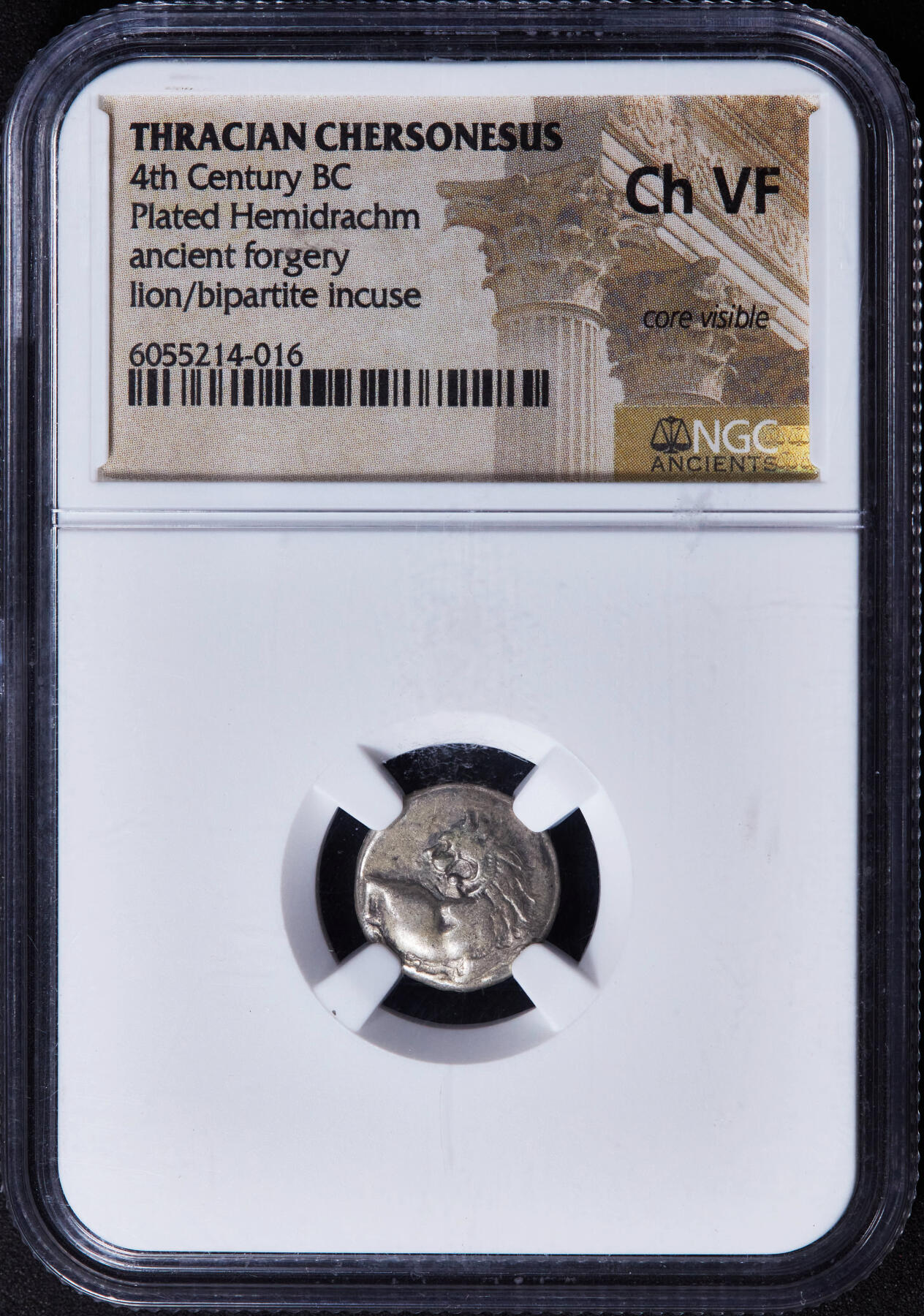 【俄甄集藏】2025年(044)11-12星期三晚 19:30 全场包邮 古希腊色雷斯切尔松尼索斯城邦公元前4世纪回首狮1德拉克马古代老假Fourrée银皮铜芯币，NGC ChVF，正面是回首狮子图案，背面为四格戳记内月桂环，整体银皮保存不错，回首狮少见的老假品种，直径13mm