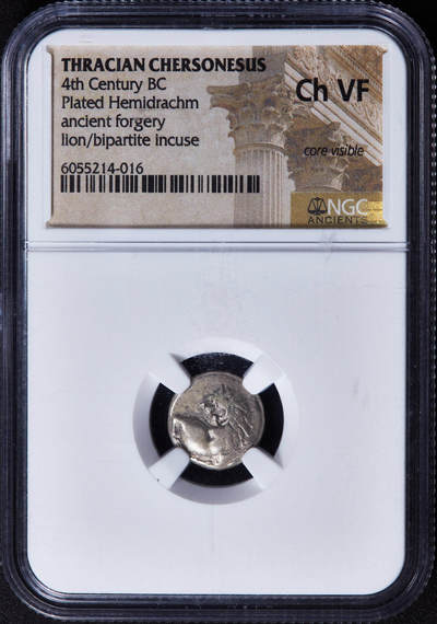 【俄甄集藏】2025年(044)11-12星期三晚 19:30 全场包邮 - 古希腊色雷斯切尔松尼索斯城邦公元前4世纪回首狮1德拉克马古代老假Fourrée银皮铜芯币，NGC ChVF，正面是回首狮子图案，背面为四格戳记内月桂环，整体银皮保存不错，回首狮少见的老假品种，直径13mm