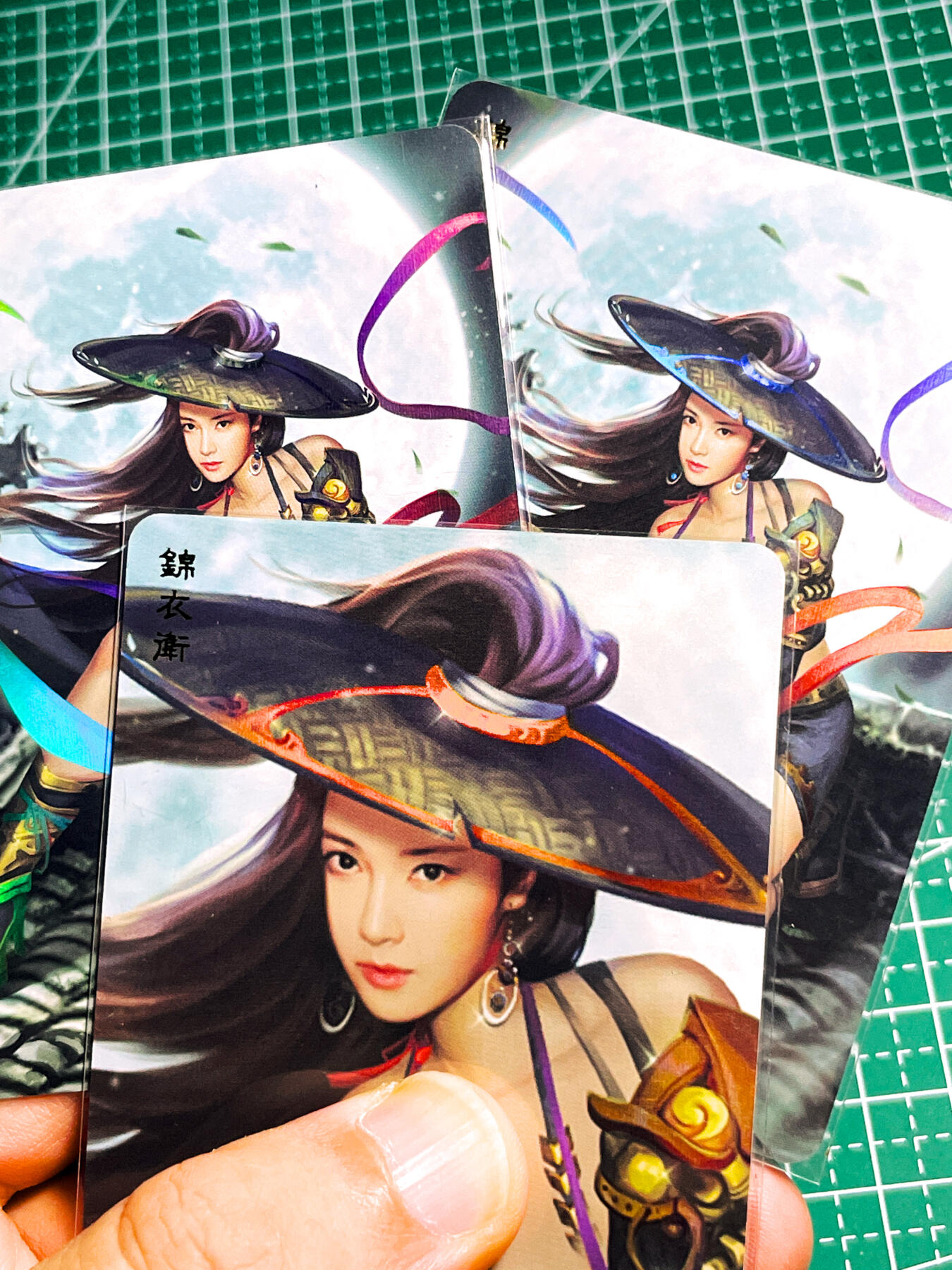 显眼宝36期 11月12日晚21:50截拍 佣金1起 可寄存～ 卡将卡牌 小系列 锦衣卫 颜值身材都不错 三渐变三张 彩闪卡 63*88