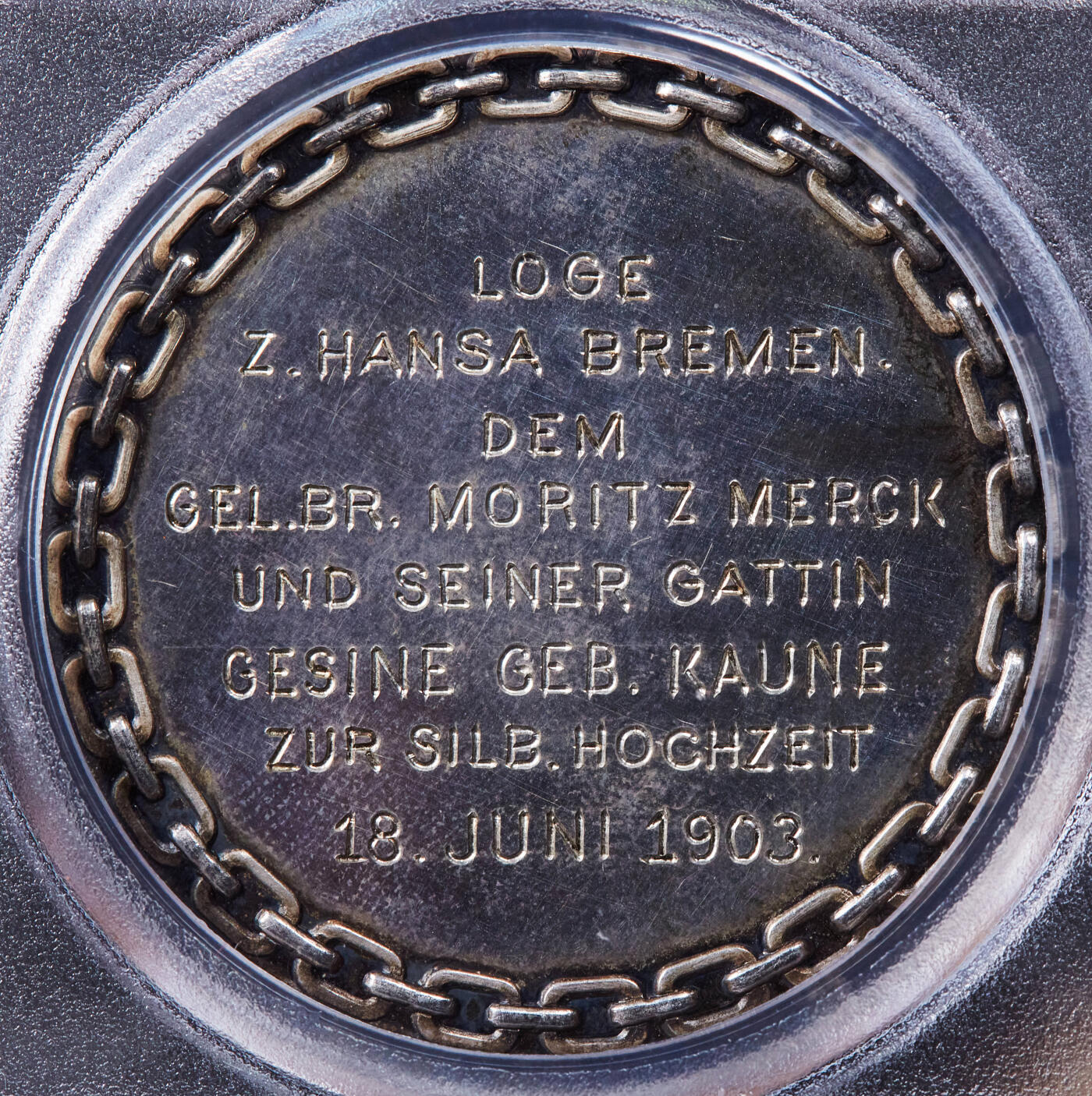 【俄甄集藏】2025年(044)11-12星期三晚 19:30 全场包邮 德国1903年不来梅汉萨共济会纪念成员莫里茨·默克与妻子格辛·考内银婚大银章，PCGS SP62，酱彩老包浆，顶部六芒星+射线为共济会“神圣之光”经典符号，中间容器为共济会“祭坛”，圆规角尺是共济会核心工具符号，寓意“秩序与道德”，唯一冠军分