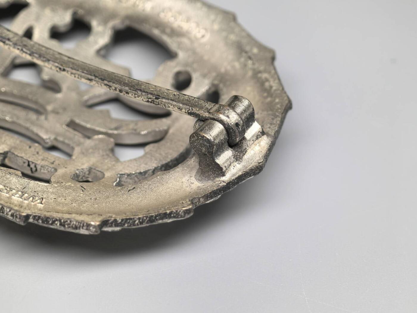 小驴勋章奖章收藏11月8日周六晚6点拍卖（珍爱和平，收藏战争，铭记历史，勿忘国耻，忠党爱国。有偿代拍，送拍规则在简介最后，参拍须阅读规则后再参拍，关系到运费包装发货时效真假辨别等关键信息，拍卖时不再发原图，看大图店主微信码在最后拍品里）