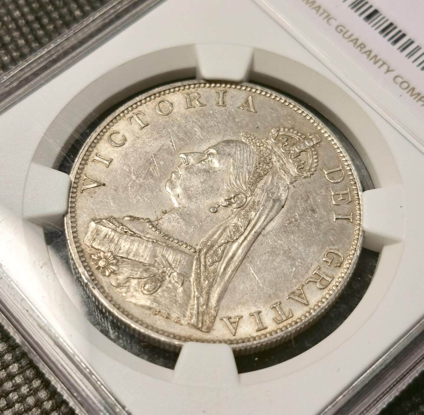 甄臻铺-世界币章拍卖（第38期）立冬小精品场，送拍享返佣金等优惠多多 NGC-MS61 1887年英国高冠双弗洛林，罗马字体版，虽然记载中罗马数字版与阿拉伯数字版铸造数量几乎一致，但是平时罗马数字版很少见