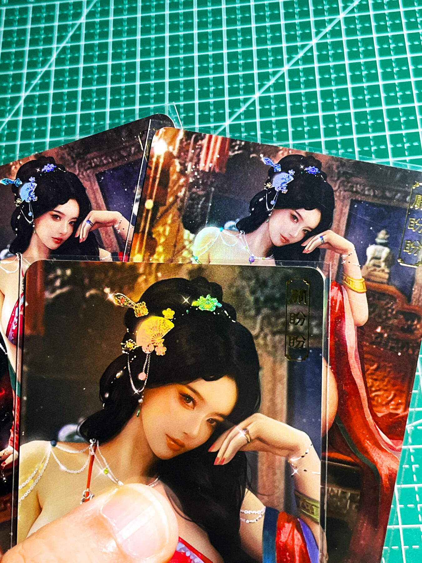 显眼宝36期 11月12日晚21:50截拍 佣金1起 可寄存～ 卡将卡牌 欲女传  关盼盼 三渐变三张 彩闪卡 63*88