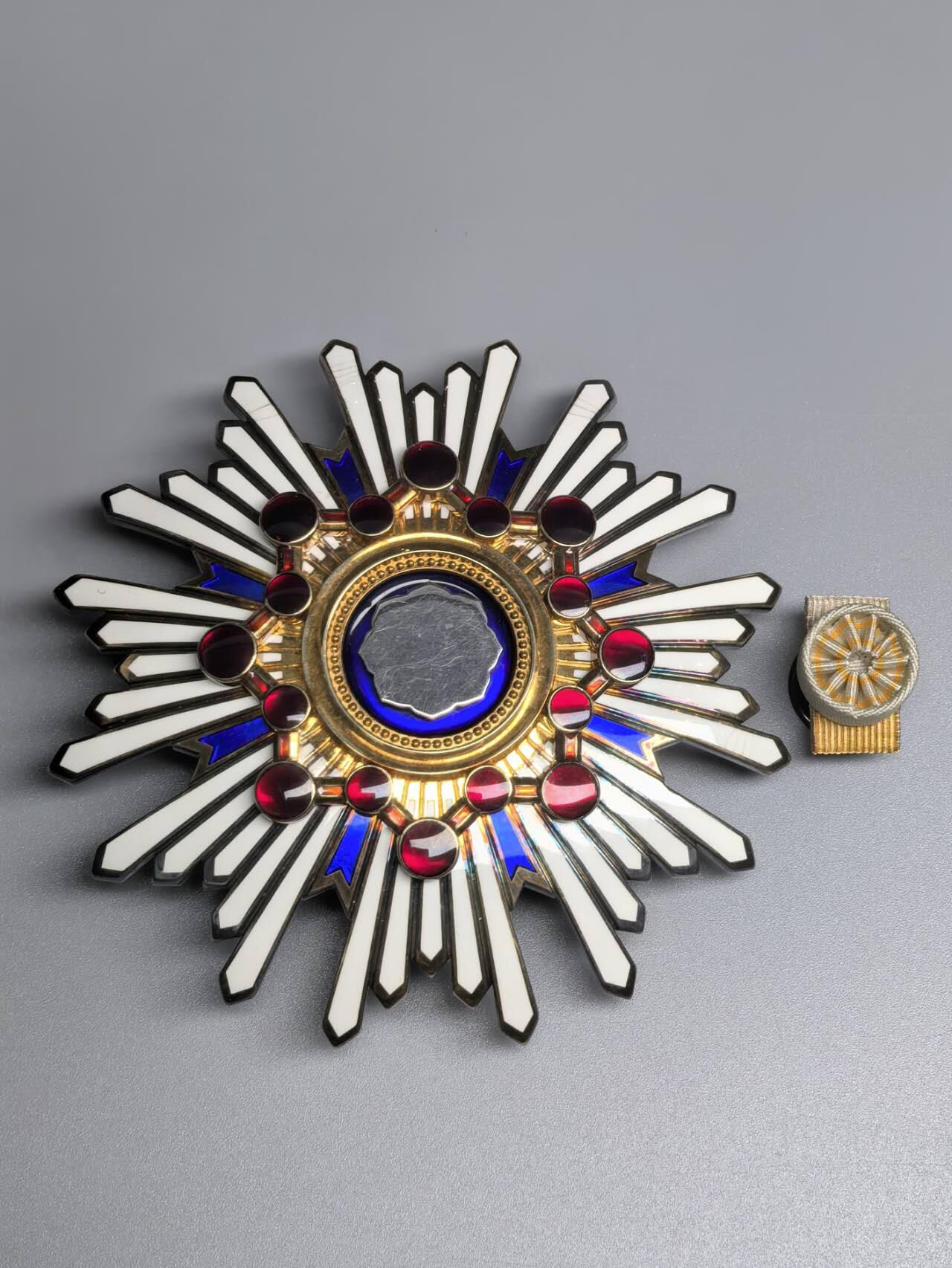 小驴勋章奖章收藏11月8日周六晚6点拍卖（珍爱和平，收藏战争，铭记历史，勿忘国耻，忠党爱国。有偿代拍，送拍规则在简介最后，参拍须阅读规则后再参拍，关系到运费包装发货时效真假辨别等关键信息，拍卖时不再发原图，看大图店主微信码在最后拍品里） 勋二等瑞宝章带盒带略，银质镀金七宝烧