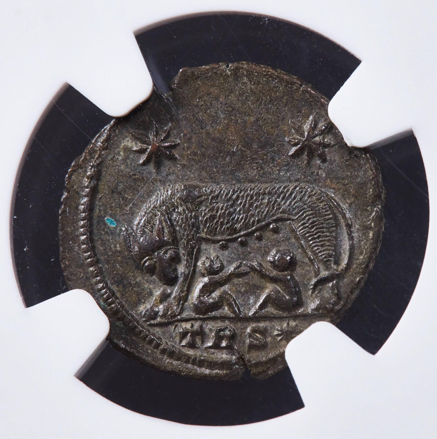 【俄甄集藏】2025年(044)11-12星期三晚 19:30 全场包邮 古罗马帝国公元332年-333年君士坦丁大帝母狼育婴罗马建城纪念铜币，NGC MS，正面罗马女神戴盔披氅面左胸像，币文罗马城，背面母狼哺婴源自罗马建城传说，母狼正哺育罗慕路斯和雷穆斯兄弟，上方两颗芒星，未流通