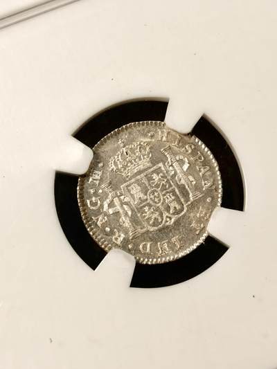 甄臻铺-世界币章拍卖（第38期）立冬小精品场，送拍享返佣金等优惠多多 NGC-MS64 1820年西属危地马拉费迪南七世1/2R小银币 五彩包浆 镜面底板 状态非常好 少见的小面值双柱 足以自藏的一枚 老盒严评 各位藏家把握入手机会 危地马拉比墨西哥 秘鲁 玻利维亚都要少