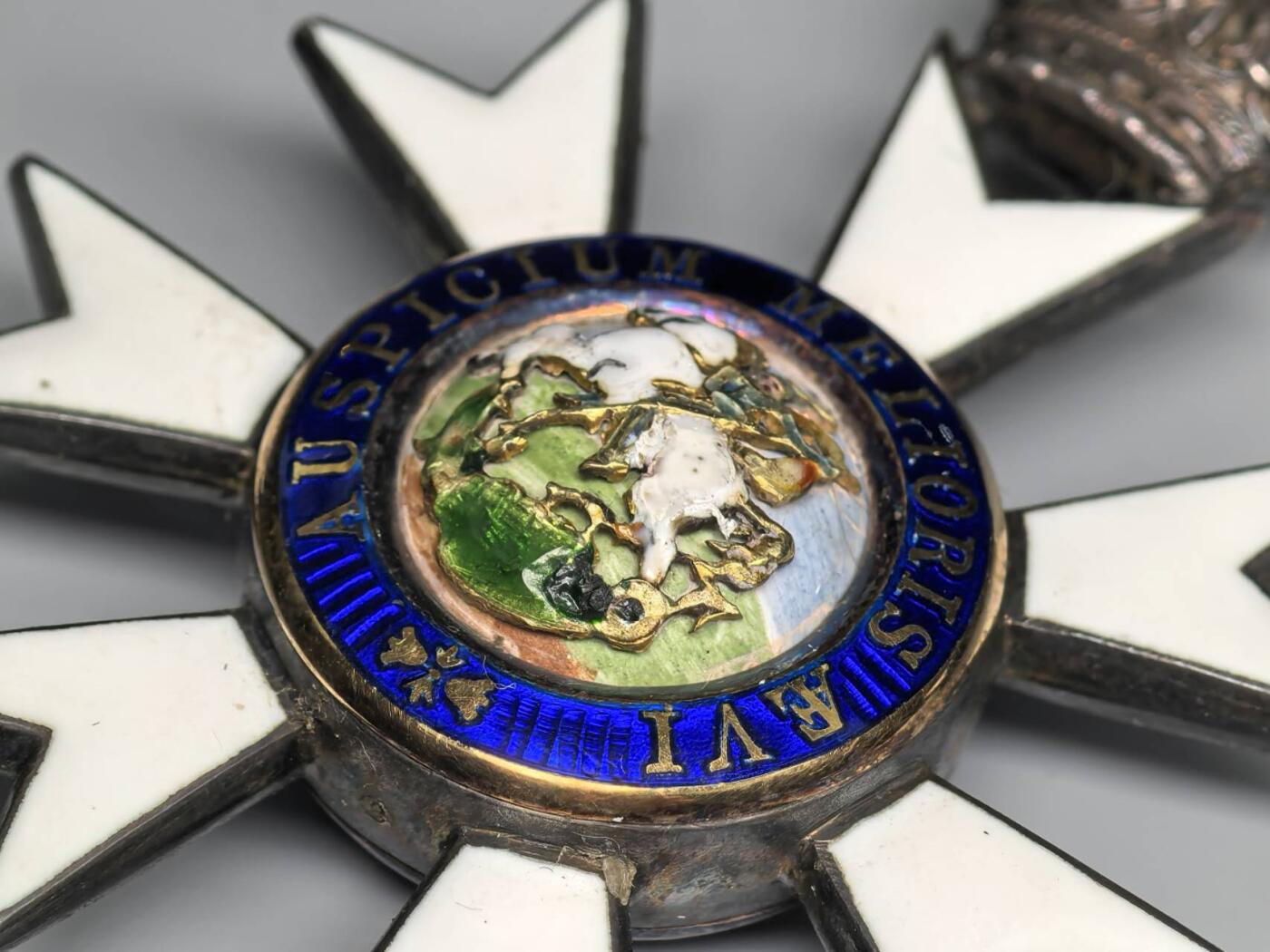 小驴勋章奖章收藏11月8日周六晚6点拍卖（珍爱和平，收藏战争，铭记历史，勿忘国耻，忠党爱国。有偿代拍，送拍规则在简介最后，参拍须阅读规则后再参拍，关系到运费包装发货时效真假辨别等关键信息，拍卖时不再发原图，看大图店主微信码在最后拍品里） 英国三等爵士颈授最卓越的圣米切尔及圣乔治勋章带盒（The Most Distinguished Order of Saint Michael and Saint George），银质镀金珐琅，屠龙屠鬼珐琅是镶嵌在一个类似球状的整体上会同时晃动，屠龙一面白马前后腿有非常小的白色修补痕迹（图中颜色有一定区别可识别），少见