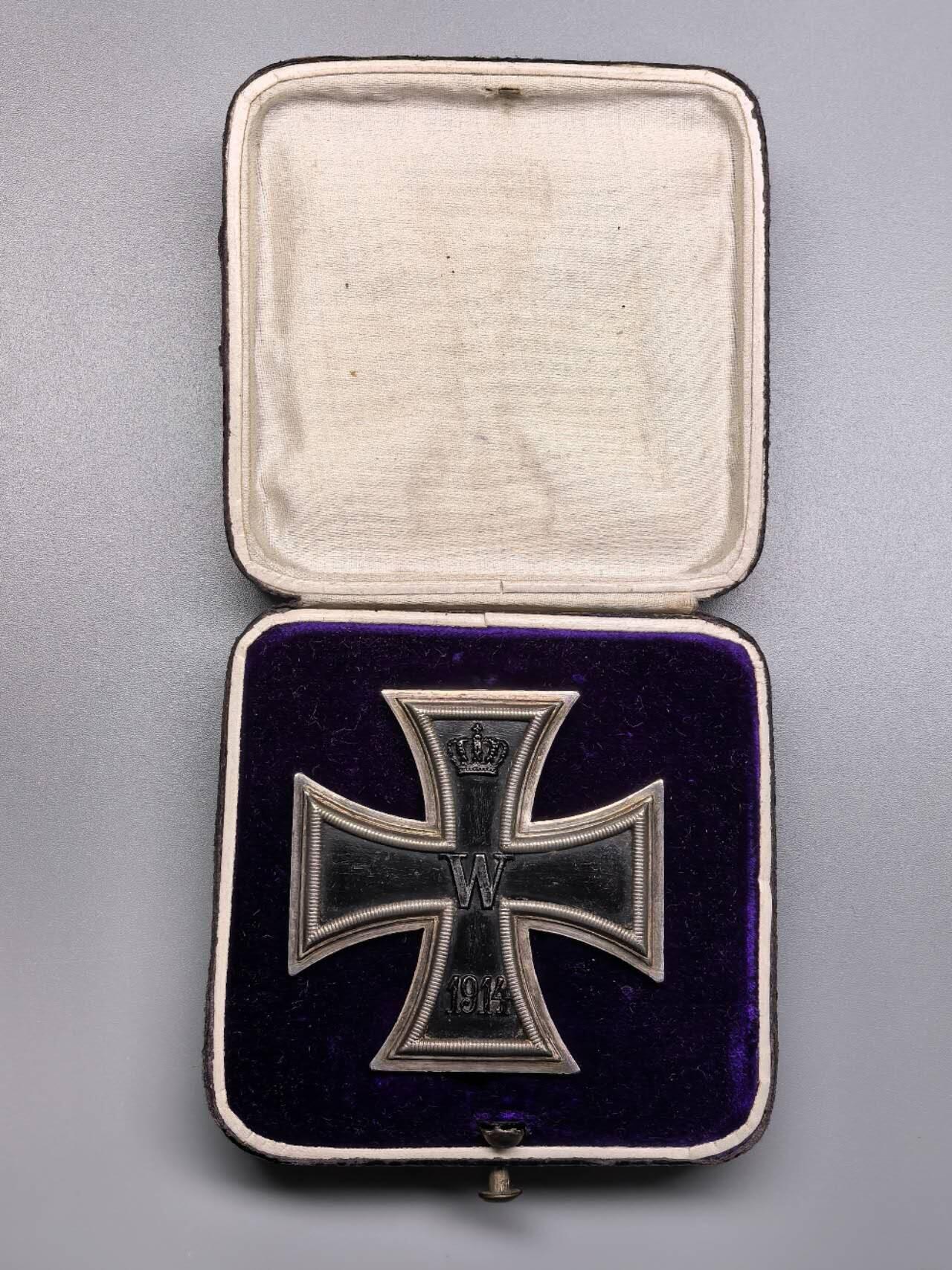 小驴勋章奖章收藏11月8日周六晚6点拍卖（珍爱和平，收藏战争，铭记历史，勿忘国耻，忠党爱国。有偿代拍，送拍规则在简介最后，参拍须阅读规则后再参拍，关系到运费包装发货时效真假辨别等关键信息，拍卖时不再发原图，看大图店主微信码在最后拍品里） 德国一战一级铁十字勋章带原盒，背打FR厂标，铁质核心，框根据经验极大概率是银质