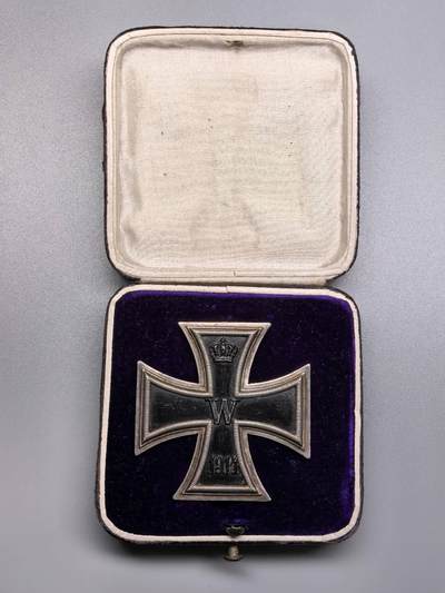 小驴勋章奖章收藏11月8日周六晚6点拍卖（珍爱和平，收藏战争，铭记历史，勿忘国耻，忠党爱国。有偿代拍，送拍规则在简介最后，参拍须阅读规则后再参拍，关系到运费包装发货时效真假辨别等关键信息，拍卖时不再发原图，看大图店主微信码在最后拍品里） - 德国一战一级铁十字勋章带原盒，背打FR厂标，铁质核心，框根据经验极大概率是银质