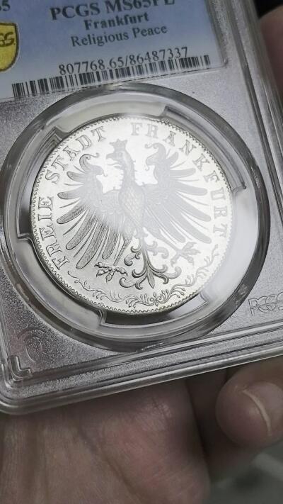 博洋堂“物美丰成”11月精品专场暨第145期（全场包邮） PCGS MS65PL 德国法兰克福1855年宗教和平300周年纪念2盾银币 PCGS唯一冠军分。无需多言的状态，视频中可以看到无限接近精制的状态，强镜面强凝霜感，与此前SBP2024年11月拍卖以2040美元落槌的NGC唯一冠军分PL的图片质感天差地别。此前这个品种从未有过精制的记录，换盒大概率可以冲击精制