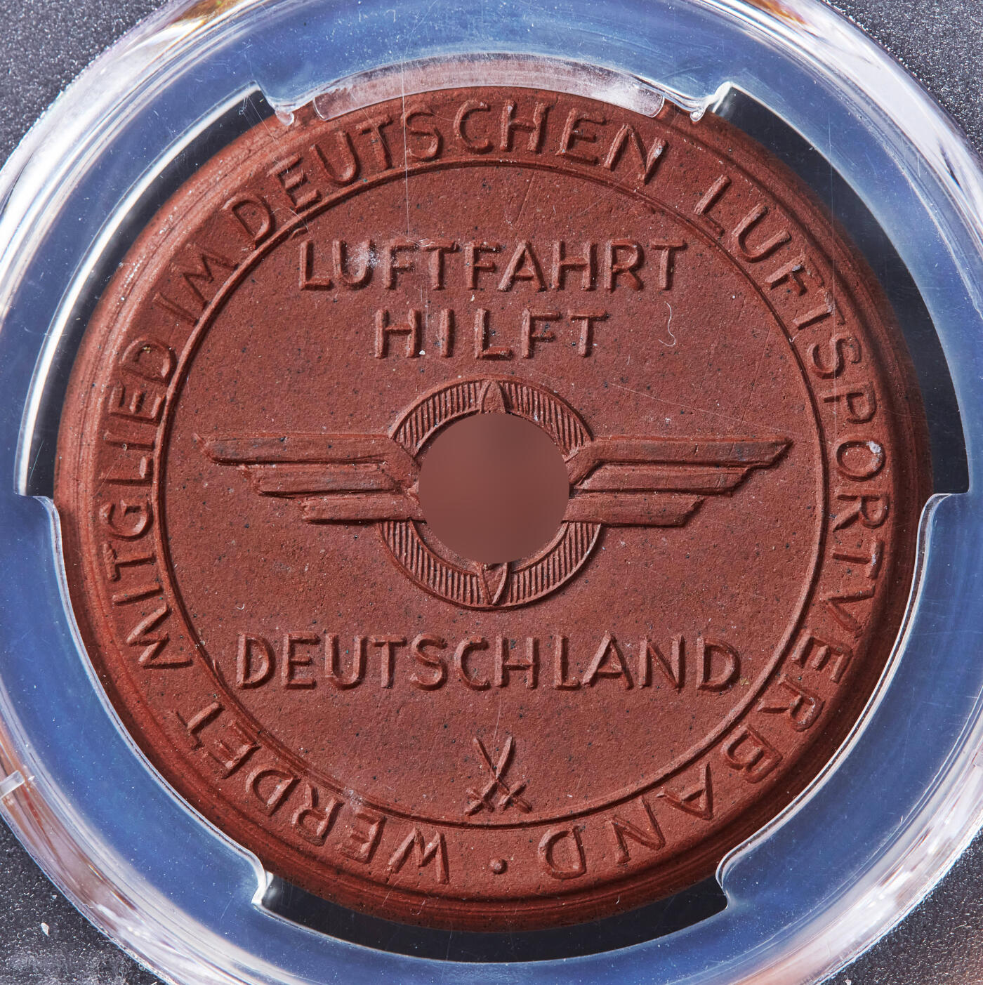 【俄甄集藏】2025年(044)11-12星期三晚 19:30 全场包邮 德国第三帝国1935年德累斯顿帝国航空运动协会（培养和训练军事飞行员的统一组织）陶瓷纪念章，PCGS MS65，完美品相，如需原图请联系客服