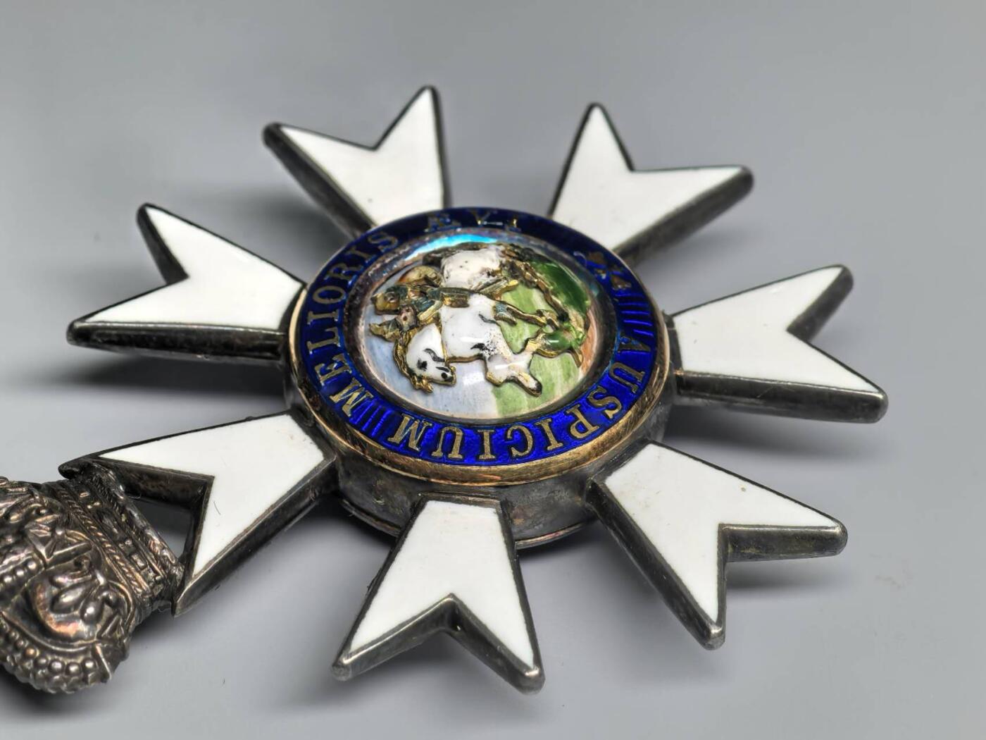 小驴勋章奖章收藏11月8日周六晚6点拍卖（珍爱和平，收藏战争，铭记历史，勿忘国耻，忠党爱国。有偿代拍，送拍规则在简介最后，参拍须阅读规则后再参拍，关系到运费包装发货时效真假辨别等关键信息，拍卖时不再发原图，看大图店主微信码在最后拍品里） 英国三等爵士颈授最卓越的圣米切尔及圣乔治勋章带盒（The Most Distinguished Order of Saint Michael and Saint George），银质镀金珐琅，屠龙屠鬼珐琅是镶嵌在一个类似球状的整体上会同时晃动，屠龙一面白马前后腿有非常小的白色修补痕迹（图中颜色有一定区别可识别），少见