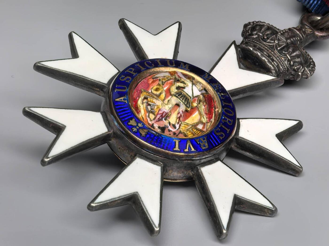 小驴勋章奖章收藏11月8日周六晚6点拍卖（珍爱和平，收藏战争，铭记历史，勿忘国耻，忠党爱国。有偿代拍，送拍规则在简介最后，参拍须阅读规则后再参拍，关系到运费包装发货时效真假辨别等关键信息，拍卖时不再发原图，看大图店主微信码在最后拍品里） 英国三等爵士颈授最卓越的圣米切尔及圣乔治勋章带盒（The Most Distinguished Order of Saint Michael and Saint George），银质镀金珐琅，屠龙屠鬼珐琅是镶嵌在一个类似球状的整体上会同时晃动，屠龙一面白马前后腿有非常小的白色修补痕迹（图中颜色有一定区别可识别），少见