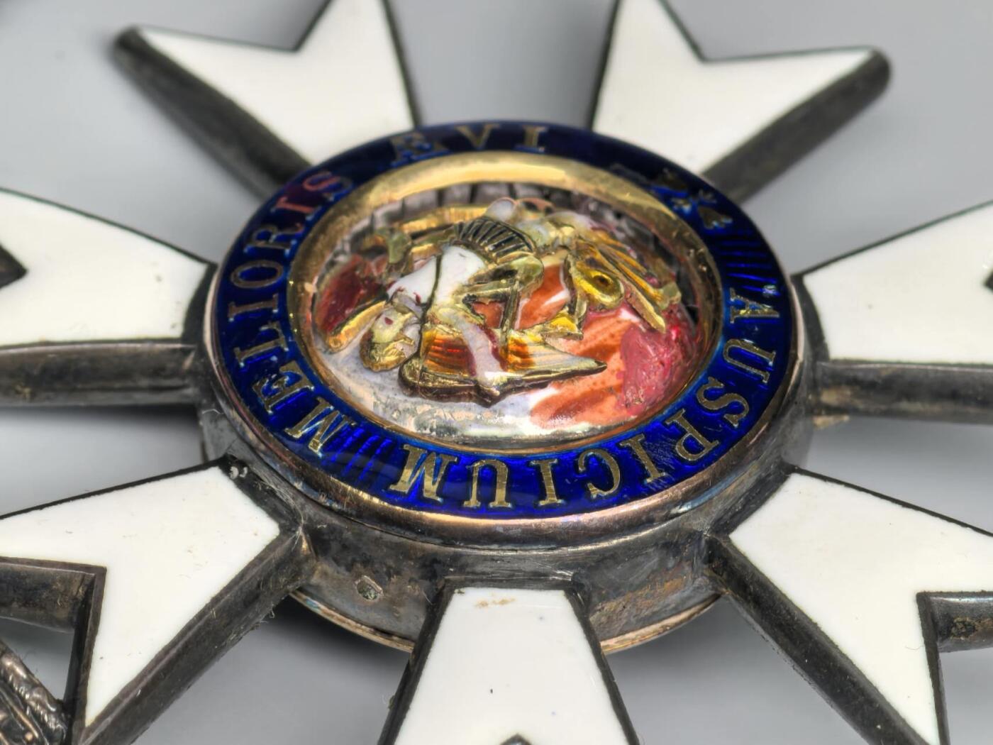 小驴勋章奖章收藏11月8日周六晚6点拍卖（珍爱和平，收藏战争，铭记历史，勿忘国耻，忠党爱国。有偿代拍，送拍规则在简介最后，参拍须阅读规则后再参拍，关系到运费包装发货时效真假辨别等关键信息，拍卖时不再发原图，看大图店主微信码在最后拍品里） 英国三等爵士颈授最卓越的圣米切尔及圣乔治勋章带盒（The Most Distinguished Order of Saint Michael and Saint George），银质镀金珐琅，屠龙屠鬼珐琅是镶嵌在一个类似球状的整体上会同时晃动，屠龙一面白马前后腿有非常小的白色修补痕迹（图中颜色有一定区别可识别），少见