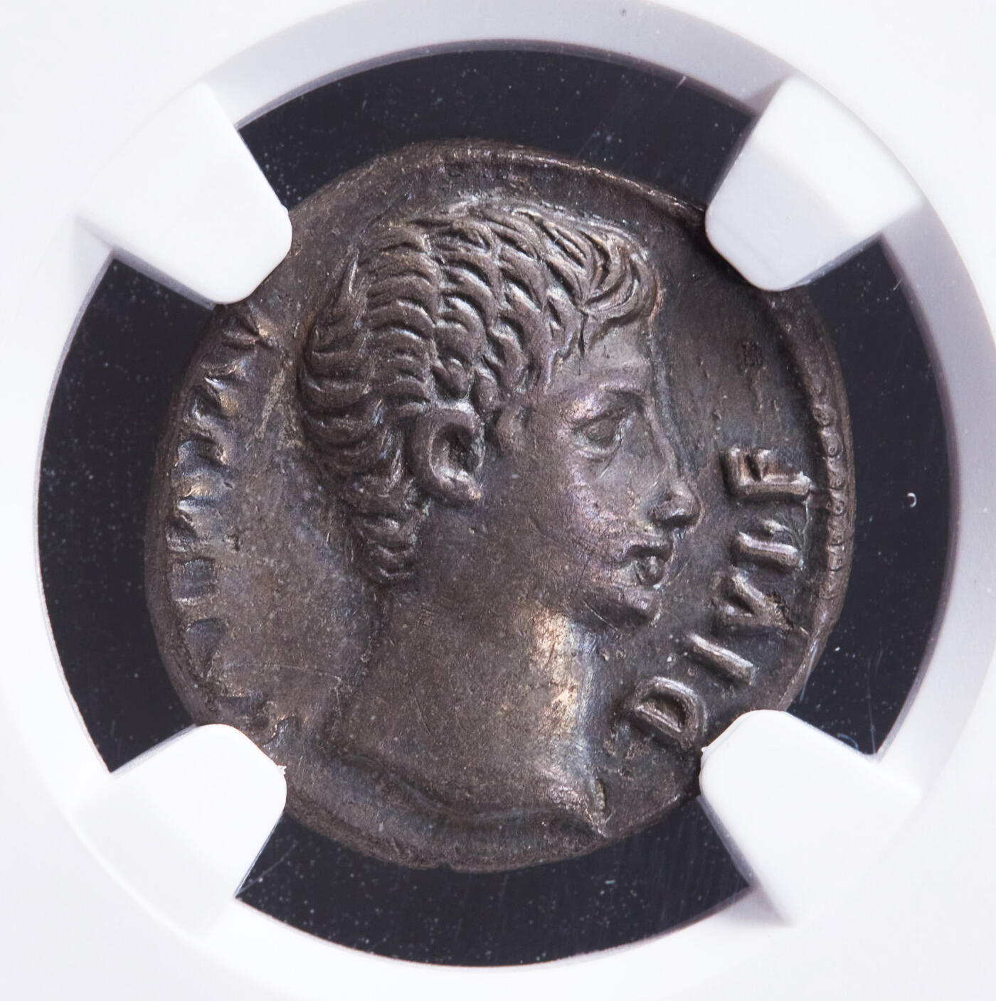 【俄甄集藏】2025年(044)11-12星期三晚 19:30 全场包邮 古罗马帝国公元前15年-前13年盖维斯·屋大维·奥古斯都1狄纳里公牛银币，NGC ChXF(Str 4/5, Sur 3/5)，卢格都诺姆造币厂打制（现今法国里昂），正面奥古斯都无冠冕面右像，背面一只向右冲撞的公牛，名家约瑟·M·赛文特科旧藏，底板光滑包浆均匀，整体图案居中完整，人像神态佳有浮雕感，发丝细节清晰饱满，很难碰到的一枚精品屋大维银币，稀有品种