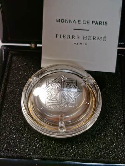 甄臻铺-世界币章拍卖（第38期）立冬小精品场，送拍享返佣金等优惠多多 法国2023年 法兰西瑰宝系列 甜点马卡龙小圆饼形银币 面值20欧元 1盎司999银 发行量仅5000枚 获克劳斯2024年度最佳创意币大奖 盒证齐全