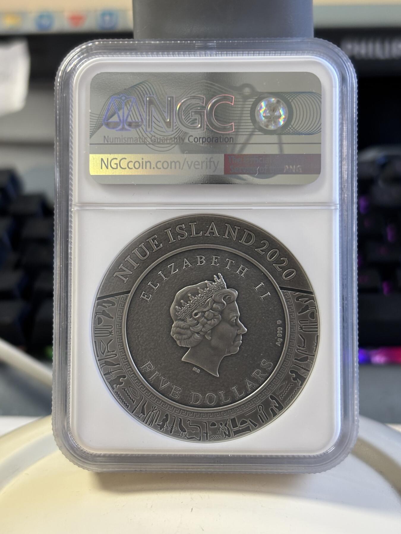 第181期拍卖 纽埃2020年愤怒之神荷鲁斯2盎司仿古镀金纪念银币NGC-MS70带证书，999银，发行量500枚