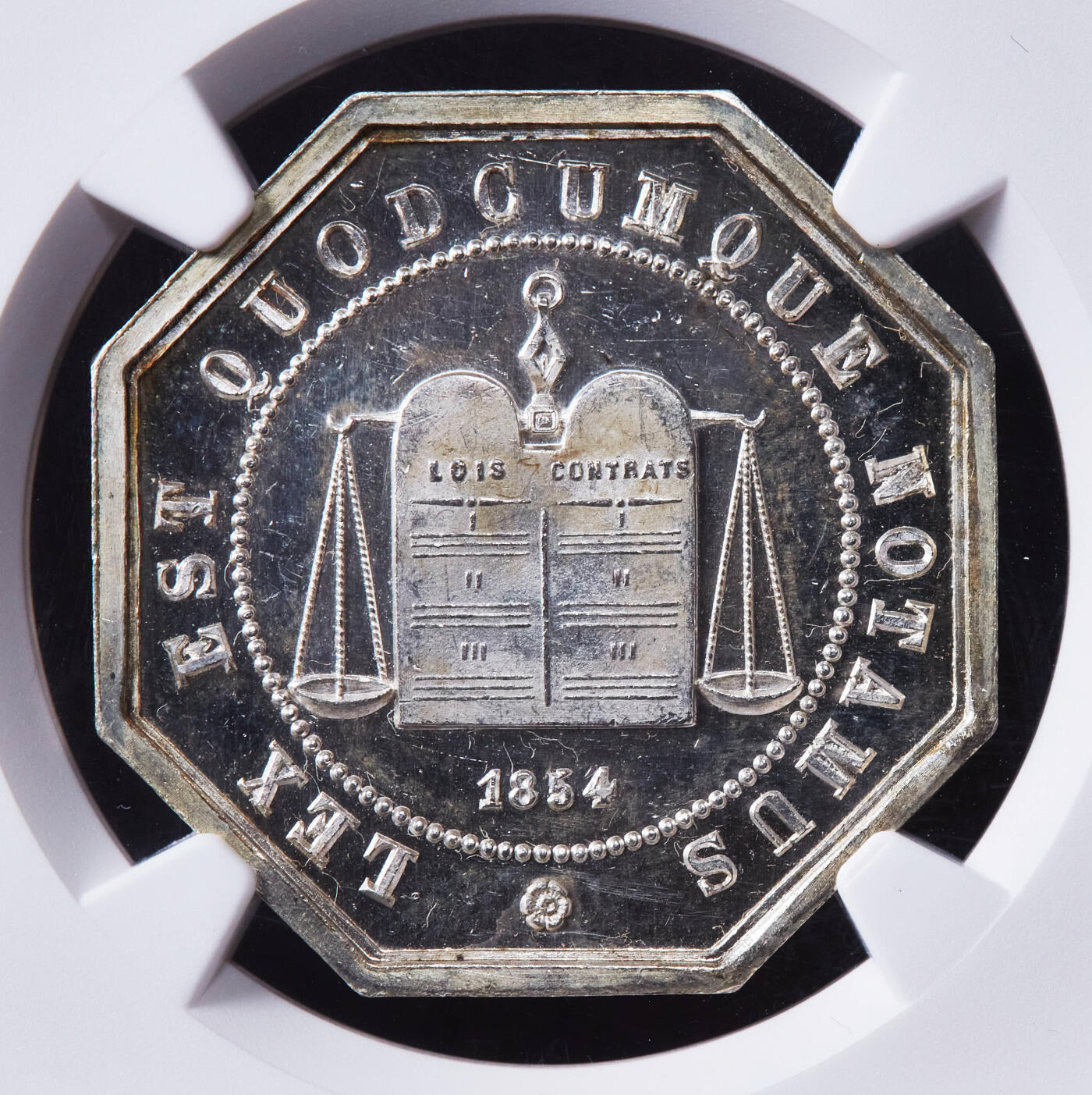 【俄甄集藏】2025年(044)11-12星期三晚 19:30 全场包邮 法国1854年第二帝国亚眠公证处银质八角代用币章，NGC MS62，凝霜感强烈，转光品相，丰饶角铭，标签错误