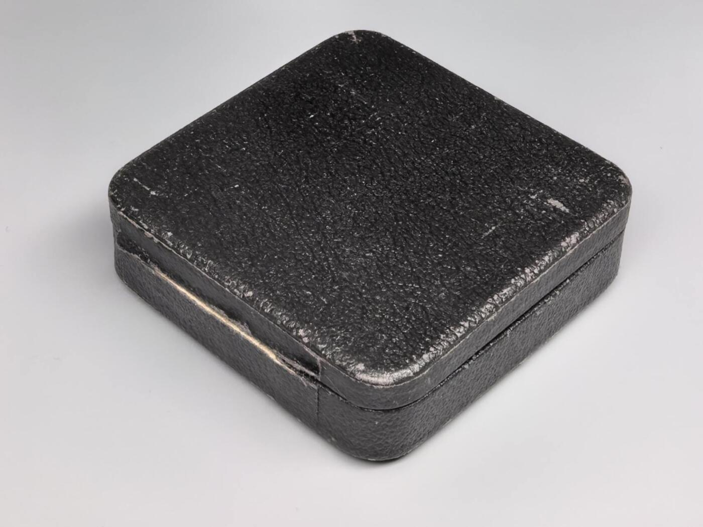 小驴勋章奖章收藏11月8日周六晚6点拍卖（珍爱和平，收藏战争，铭记历史，勿忘国耻，忠党爱国。有偿代拍，送拍规则在简介最后，参拍须阅读规则后再参拍，关系到运费包装发货时效真假辨别等关键信息，拍卖时不再发原图，看大图店主微信码在最后拍品里）