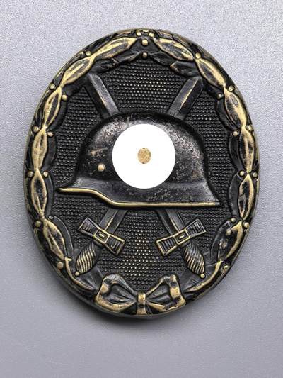 小驴勋章奖章收藏11月8日周六晚6点拍卖（珍爱和平，收藏战争，铭记历史，勿忘国耻，忠党爱国。有偿代拍，送拍规则在简介最后，参拍须阅读规则后再参拍，关系到运费包装发货时效真假辨别等关键信息，拍卖时不再发原图，看大图店主微信码在最后拍品里） - d3黑色战伤奖章，铜质黑漆，背打L/11厂标（3厂Wilhelm Deumer Lüdenscheid）