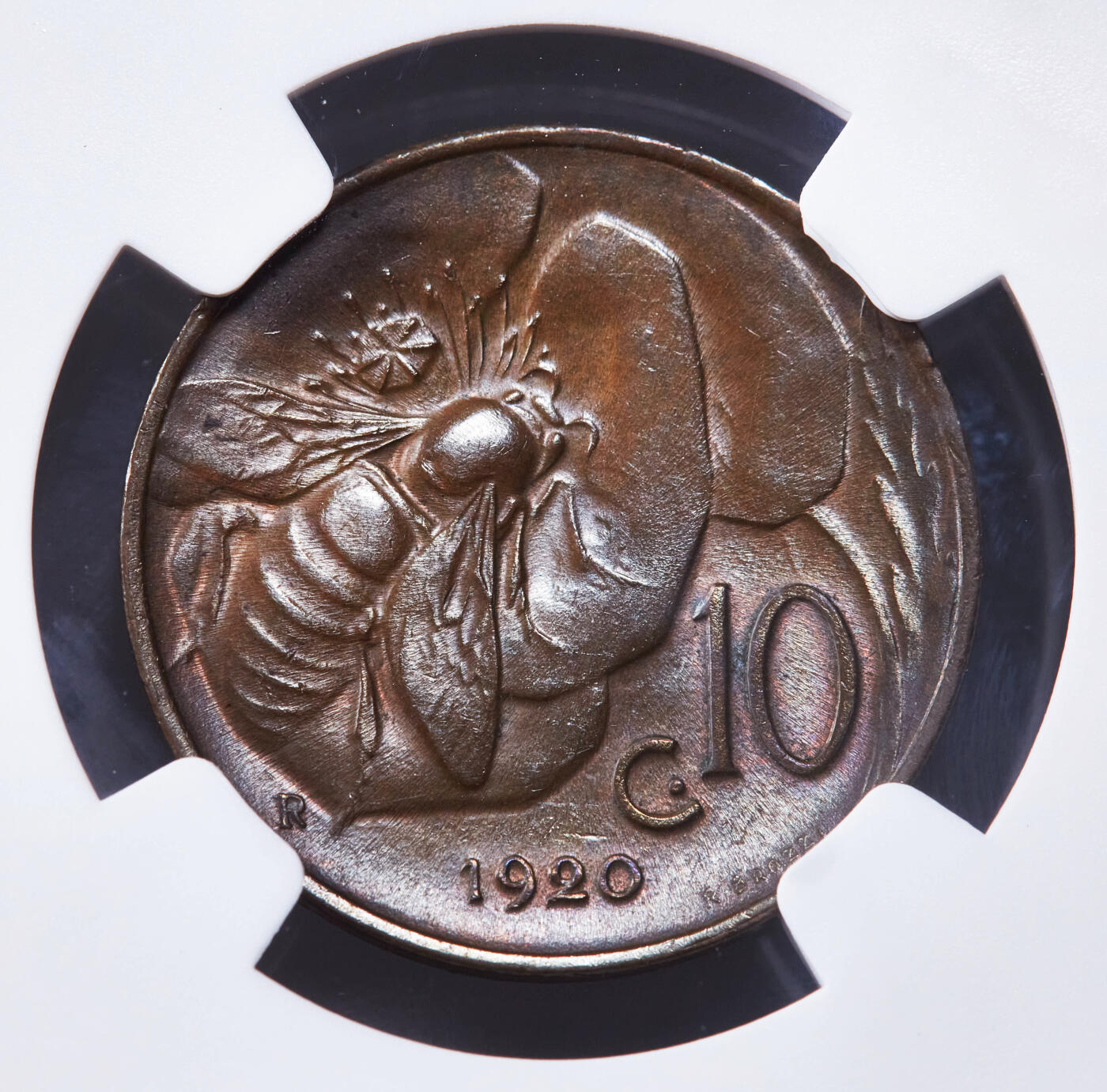 【俄甄集藏】2025年(044)11-12星期三晚 19:30 全场包邮 意大利1920年R版伊曼纽尔三世蜜蜂10分铜币，NGC MS64，巧克力包浆，转光品相，钱币史上十分经典的设计，热门品种