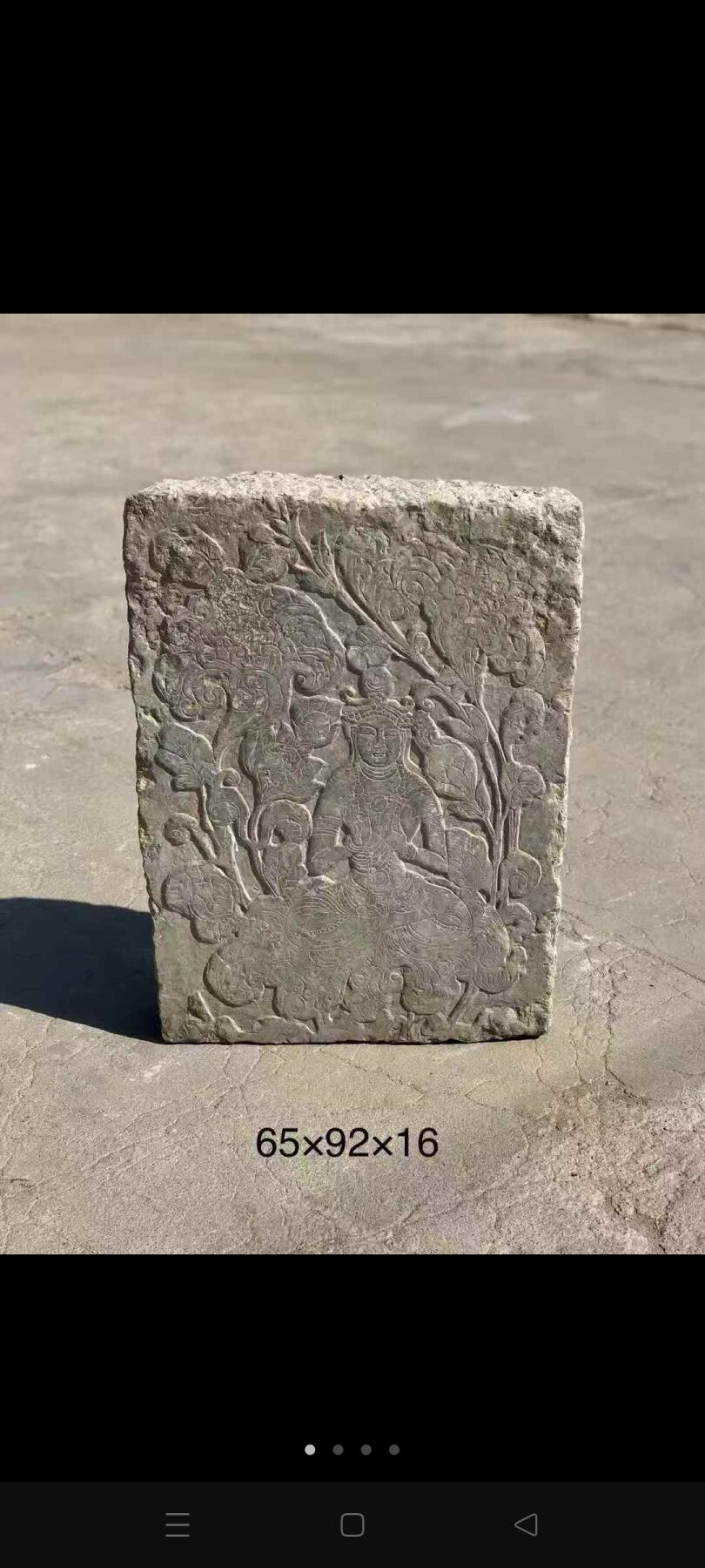 青石浮雕菩萨  人物雕刻显露气定神闲之态，寓意着世事祥和，包浆厚重，刻刀力度深邃，可供奉养