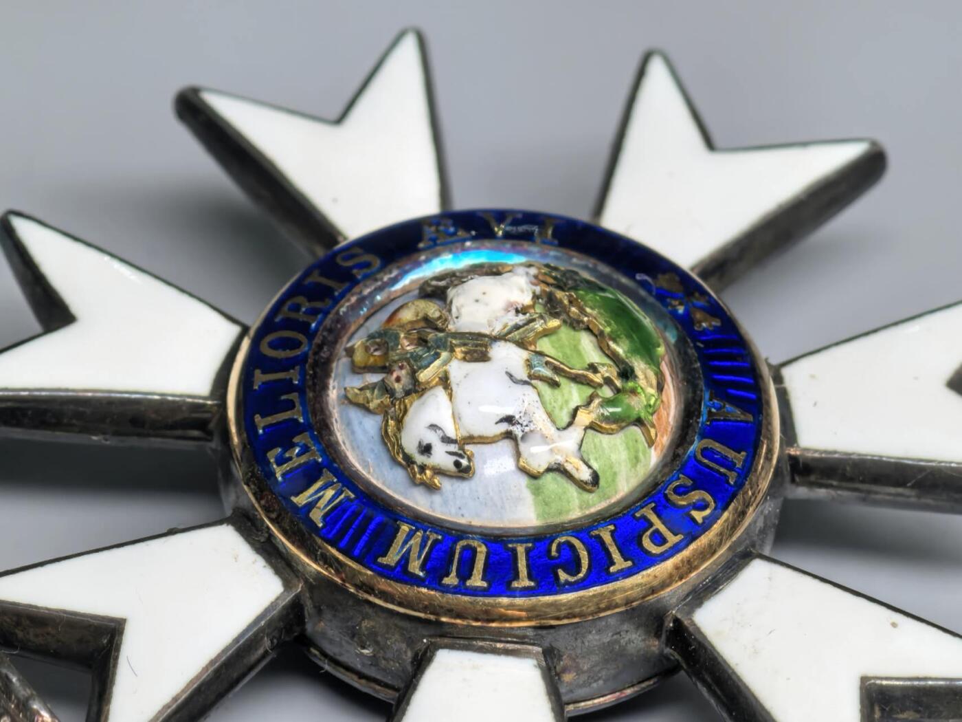 小驴勋章奖章收藏11月8日周六晚6点拍卖（珍爱和平，收藏战争，铭记历史，勿忘国耻，忠党爱国。有偿代拍，送拍规则在简介最后，参拍须阅读规则后再参拍，关系到运费包装发货时效真假辨别等关键信息，拍卖时不再发原图，看大图店主微信码在最后拍品里） 英国三等爵士颈授最卓越的圣米切尔及圣乔治勋章带盒（The Most Distinguished Order of Saint Michael and Saint George），银质镀金珐琅，屠龙屠鬼珐琅是镶嵌在一个类似球状的整体上会同时晃动，屠龙一面白马前后腿有非常小的白色修补痕迹（图中颜色有一定区别可识别），少见