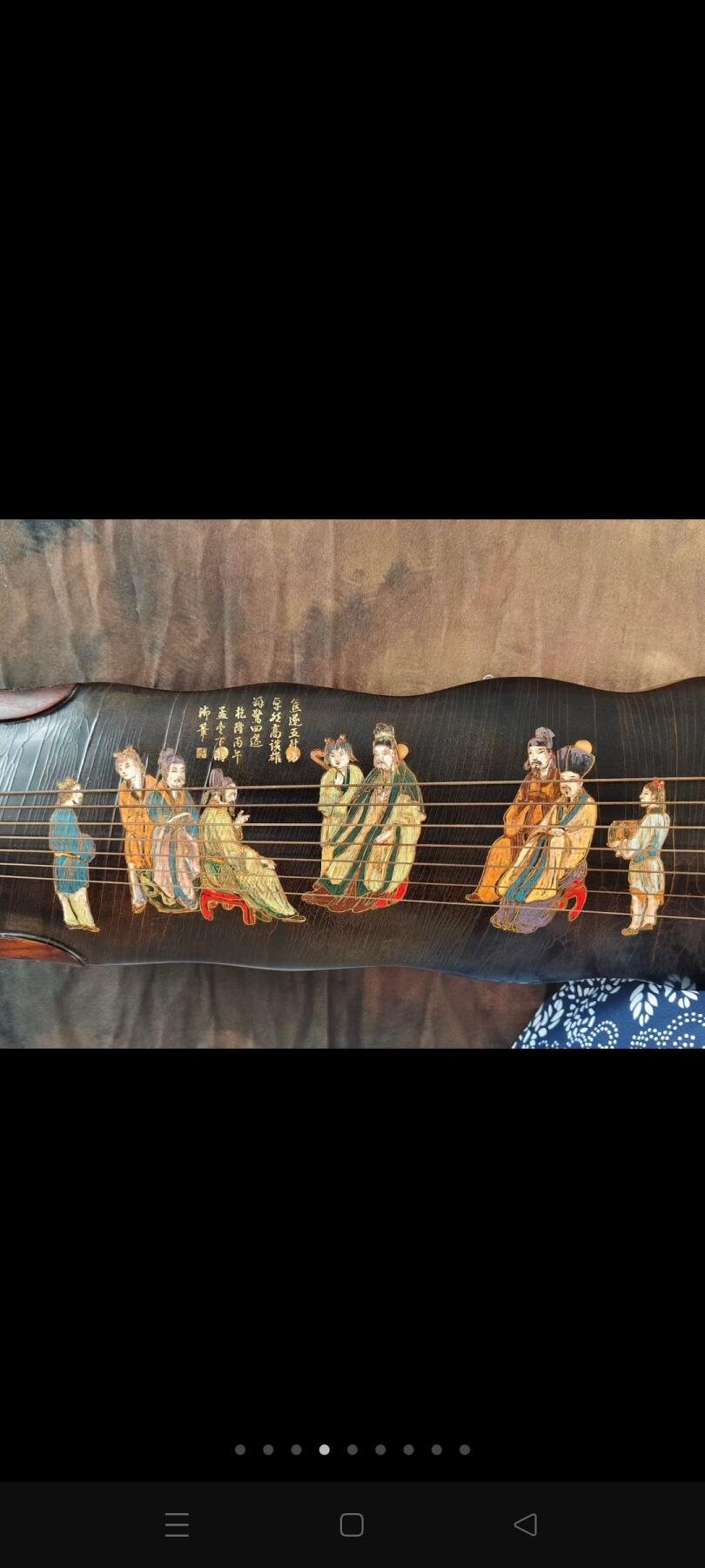 “与可清玩”款“香林八节”落霞式古琴 漆器彩绘人物故事纹饰，通长:120cm.肩宽:18.5cm.尾宽:13.5cm. 款识： 1、钤印“与可清玩” 2、钤印“惩躁雪烦” 3、“泉鸣”癸未（1883 年）夏为白云上人正之，麐。钤印“青宫少保” 4、河渭之水多土，其声厚以沉。江汉之水多石，其声激而清。香林八节，是谓天地之中,山水之阴。 5、庚申（1920 年）秋九月新安汪蜷翁剖修。钤印“惕予”