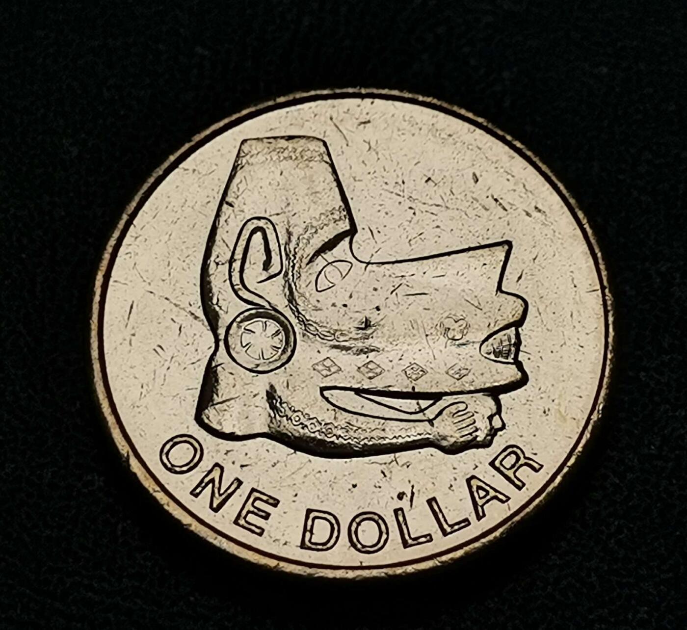 世界各国普、纪币捡漏专场(第十八场) 【绝版】2012年伊丽莎白女王英属所罗门群岛土著神兽雕塑1元