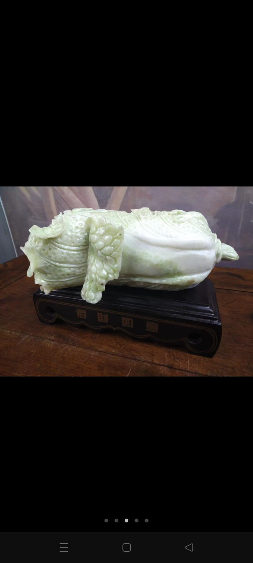 　　秀玉白菜，寓意还与白菜的颜色和外形有关，使用纯白的和田玉料雕刻而成的白菜，有着洁身自好，洁白无瑕的寓意。白绿相间的翡翠白菜，则表示收藏者两袖清风、做人清白、高风亮节，升官发财。叶子层层包裹，寓意财源滚滚、多多发财、包你发财。