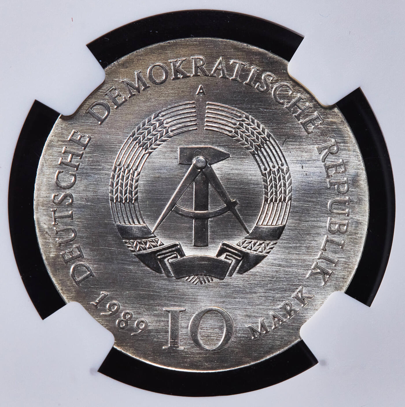 【俄甄集藏】2025年(044)11-12星期三晚 19:30 全场包邮 民主德国（东德）1989年A版纪念艺术雕塑家约翰·哥特弗里德·沙都诞辰225周年10马克银币，NGC MS68，冠军，重17克，50%银，发行量51000枚，钱币图案为他的雕塑代表作品柏林登堡门上的战车，少见品种