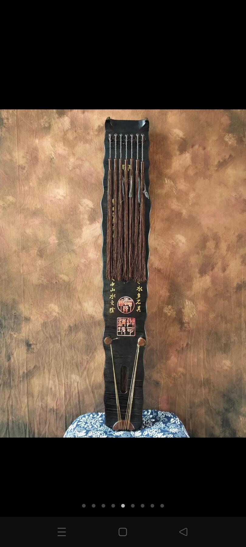 “与可清玩”款“香林八节”落霞式古琴 漆器彩绘人物故事纹饰，通长:120cm.肩宽:18.5cm.尾宽:13.5cm. 款识： 1、钤印“与可清玩” 2、钤印“惩躁雪烦” 3、“泉鸣”癸未（1883 年）夏为白云上人正之，麐。钤印“青宫少保” 4、河渭之水多土，其声厚以沉。江汉之水多石，其声激而清。香林八节，是谓天地之中,山水之阴。 5、庚申（1920 年）秋九月新安汪蜷翁剖修。钤印“惕予”