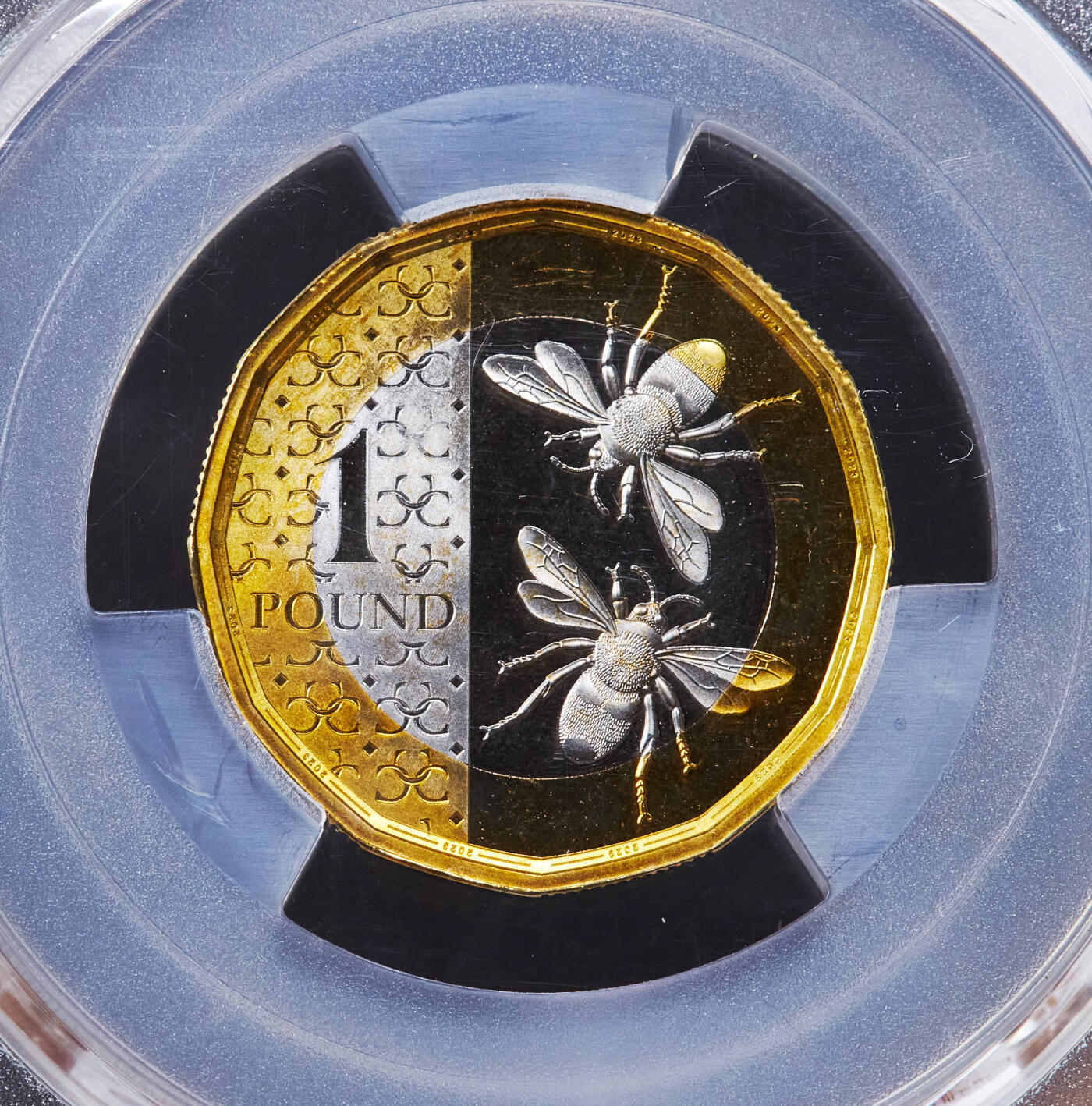 【俄甄集藏】2025年(044)11-12星期三晚 19:30 全场包邮 英国2023年查尔斯三世蜜蜂1镑、国花2镑（英格兰玫瑰/苏格兰蓟/威尔士水仙花/北爱尔兰三叶草）精制双色纪念银币2枚套，PCGS PR68DC，设计精美绝伦，1镑重10.47克，2镑重12克，92.5%银，发行量均为3000枚