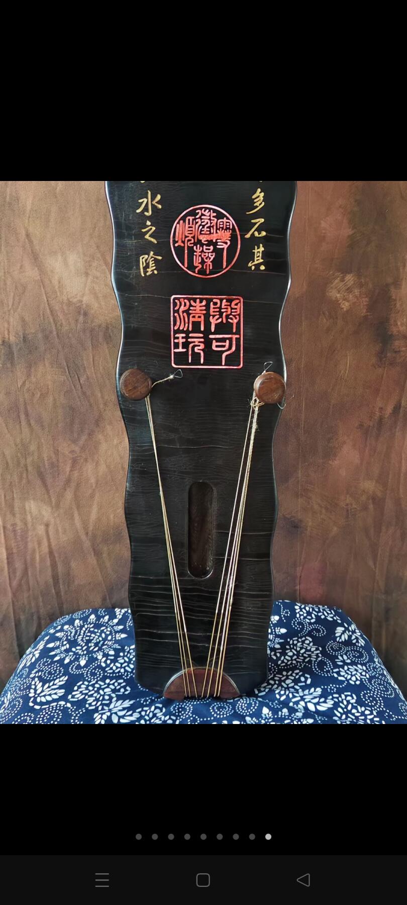 “与可清玩”款“香林八节”落霞式古琴 漆器彩绘人物故事纹饰，通长:120cm.肩宽:18.5cm.尾宽:13.5cm. 款识： 1、钤印“与可清玩” 2、钤印“惩躁雪烦” 3、“泉鸣”癸未（1883 年）夏为白云上人正之，麐。钤印“青宫少保” 4、河渭之水多土，其声厚以沉。江汉之水多石，其声激而清。香林八节，是谓天地之中,山水之阴。 5、庚申（1920 年）秋九月新安汪蜷翁剖修。钤印“惕予”