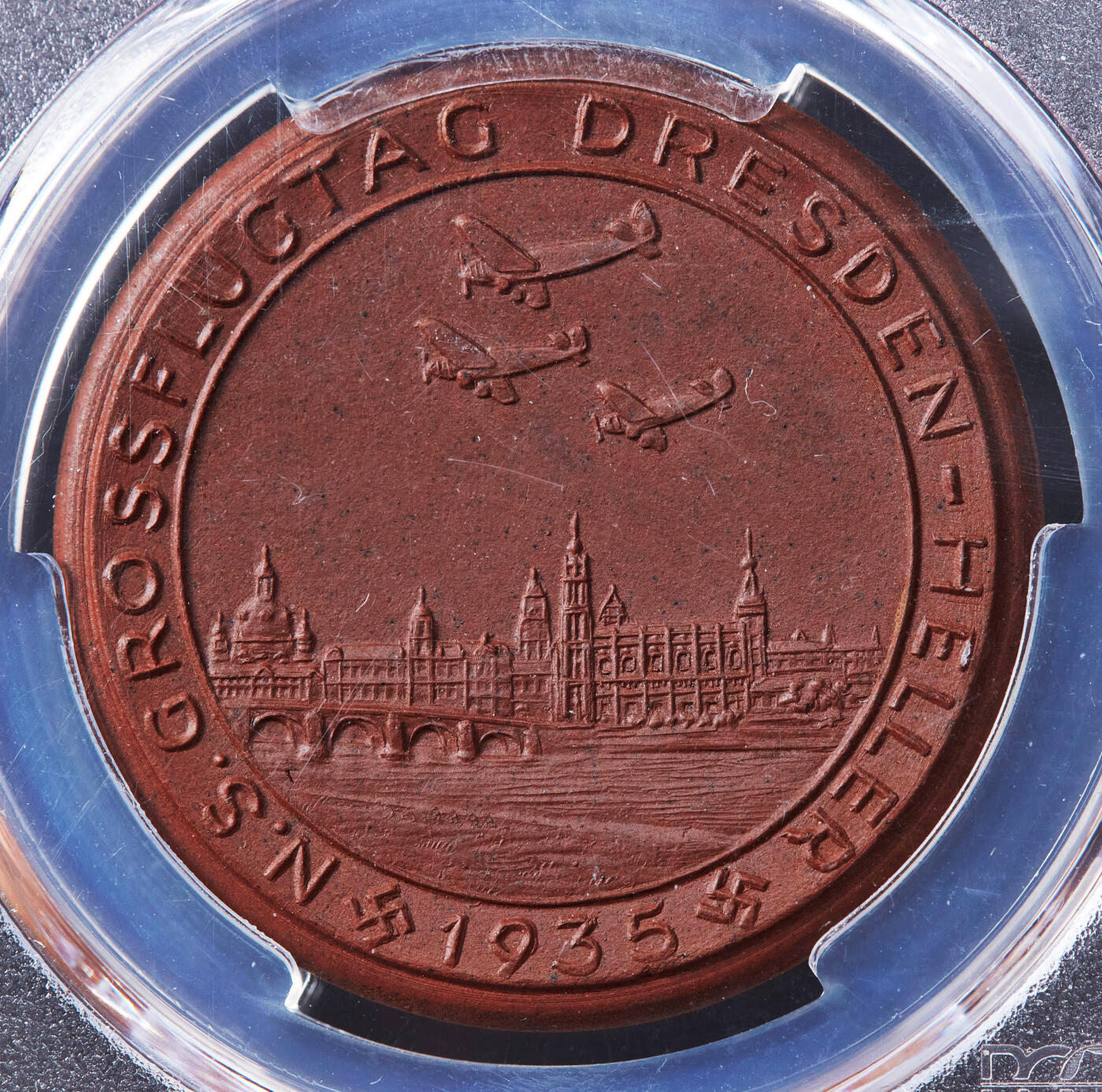 【俄甄集藏】2025年(044)11-12星期三晚 19:30 全场包邮 德国第三帝国1935年德累斯顿帝国航空运动协会（培养和训练军事飞行员的统一组织）陶瓷纪念章，PCGS MS65，完美品相，如需原图请联系客服