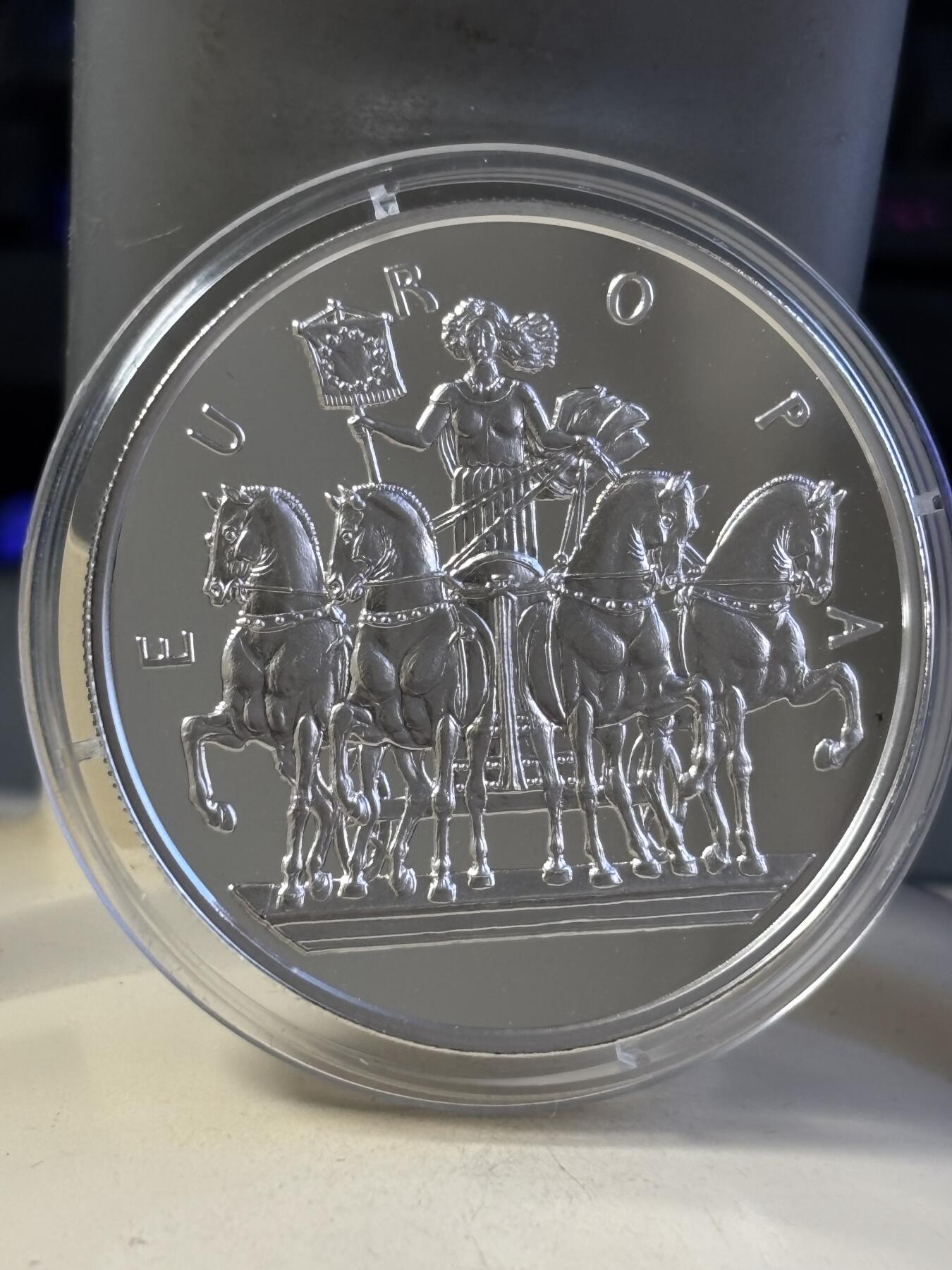 第181期拍卖 获奖安道尔1998年欧罗巴女神驾驭战车纪念银币，925银，31.47克，获得克劳斯2000年度最佳艺术币大奖