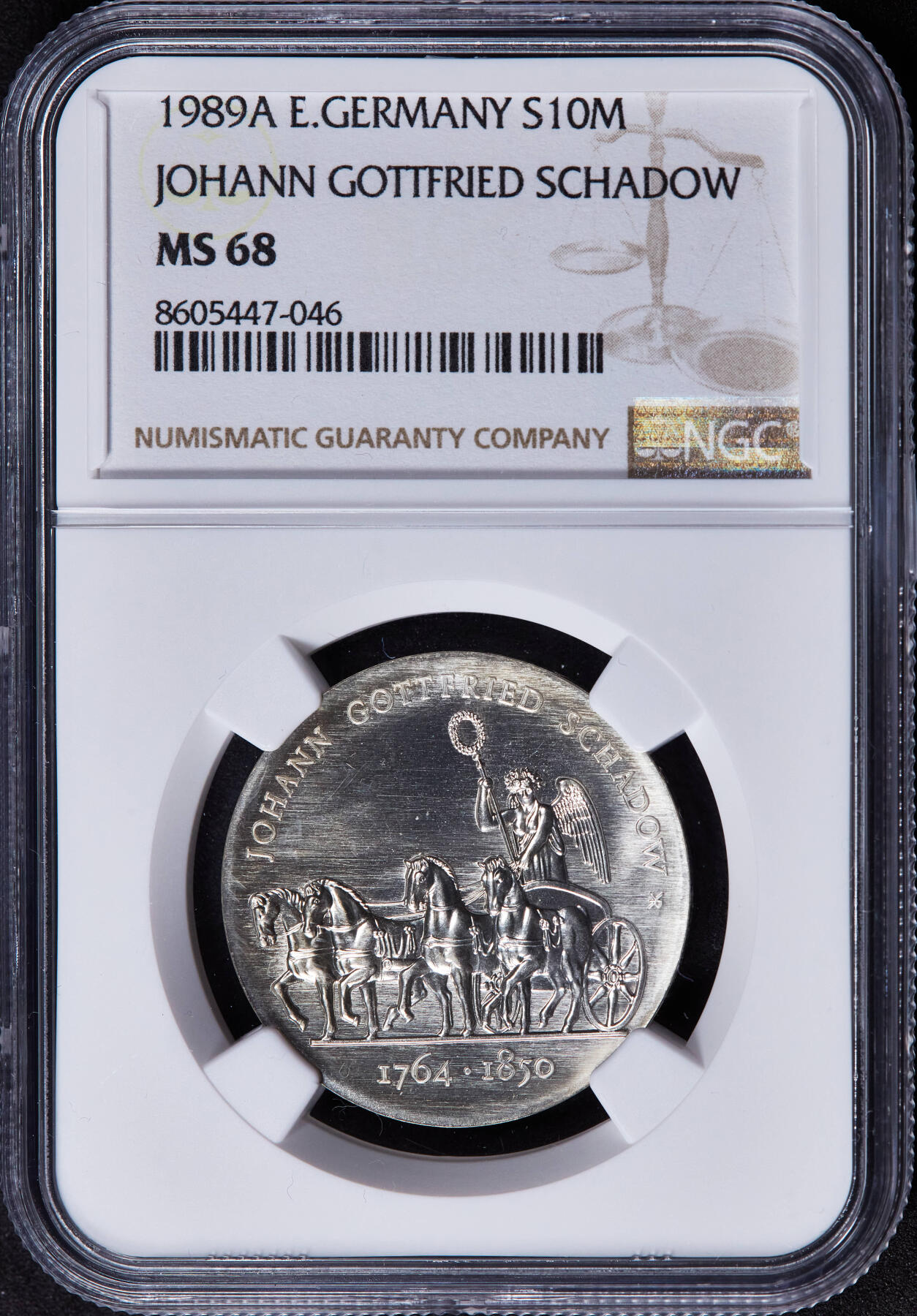 【俄甄集藏】2025年(044)11-12星期三晚 19:30 全场包邮 民主德国（东德）1989年A版纪念艺术雕塑家约翰·哥特弗里德·沙都诞辰225周年10马克银币，NGC MS68，冠军，重17克，50%银，发行量51000枚，钱币图案为他的雕塑代表作品柏林登堡门上的战车，少见品种